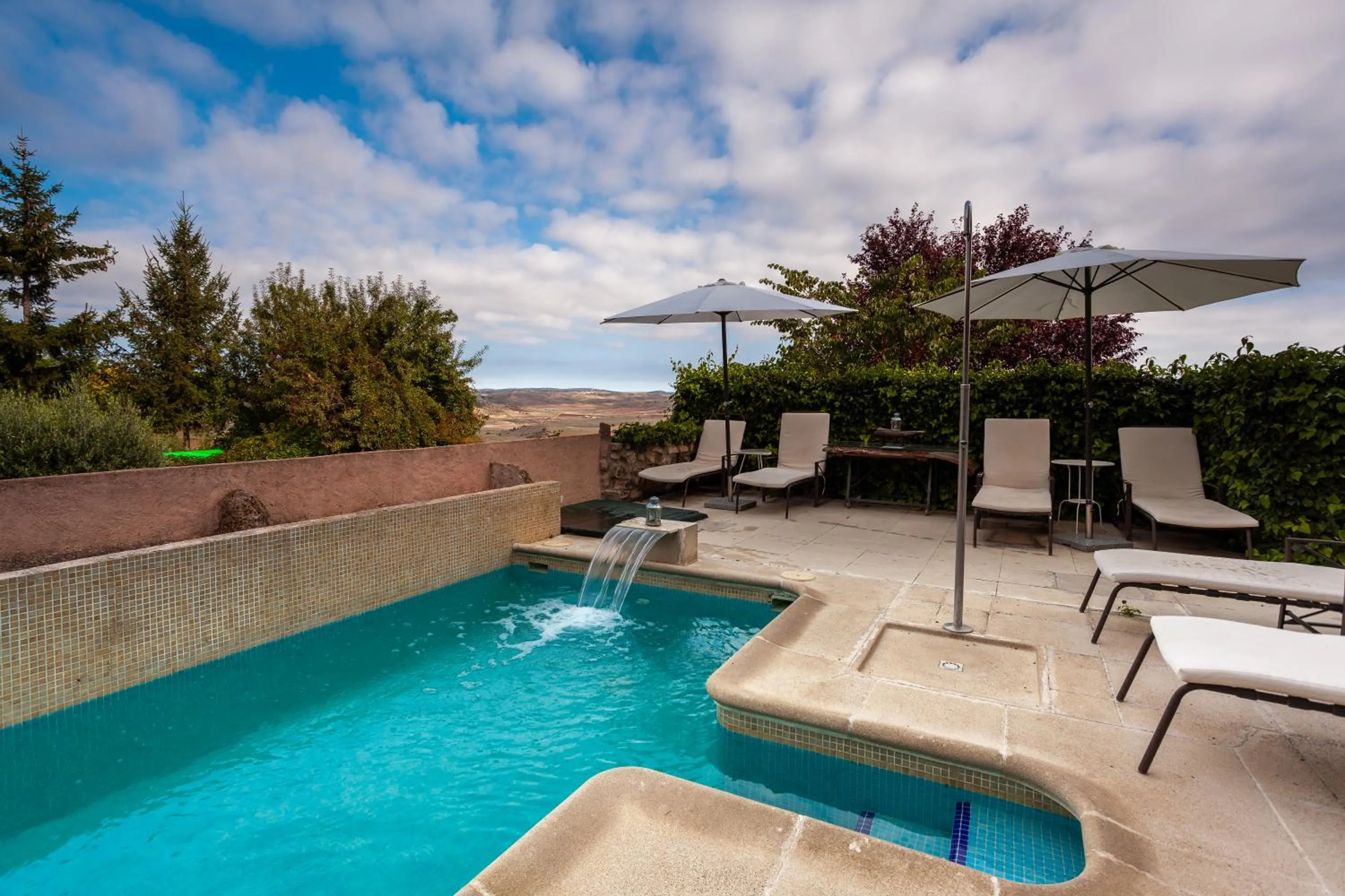 Swimming pool in Hotel Cardamomo Sigüenza