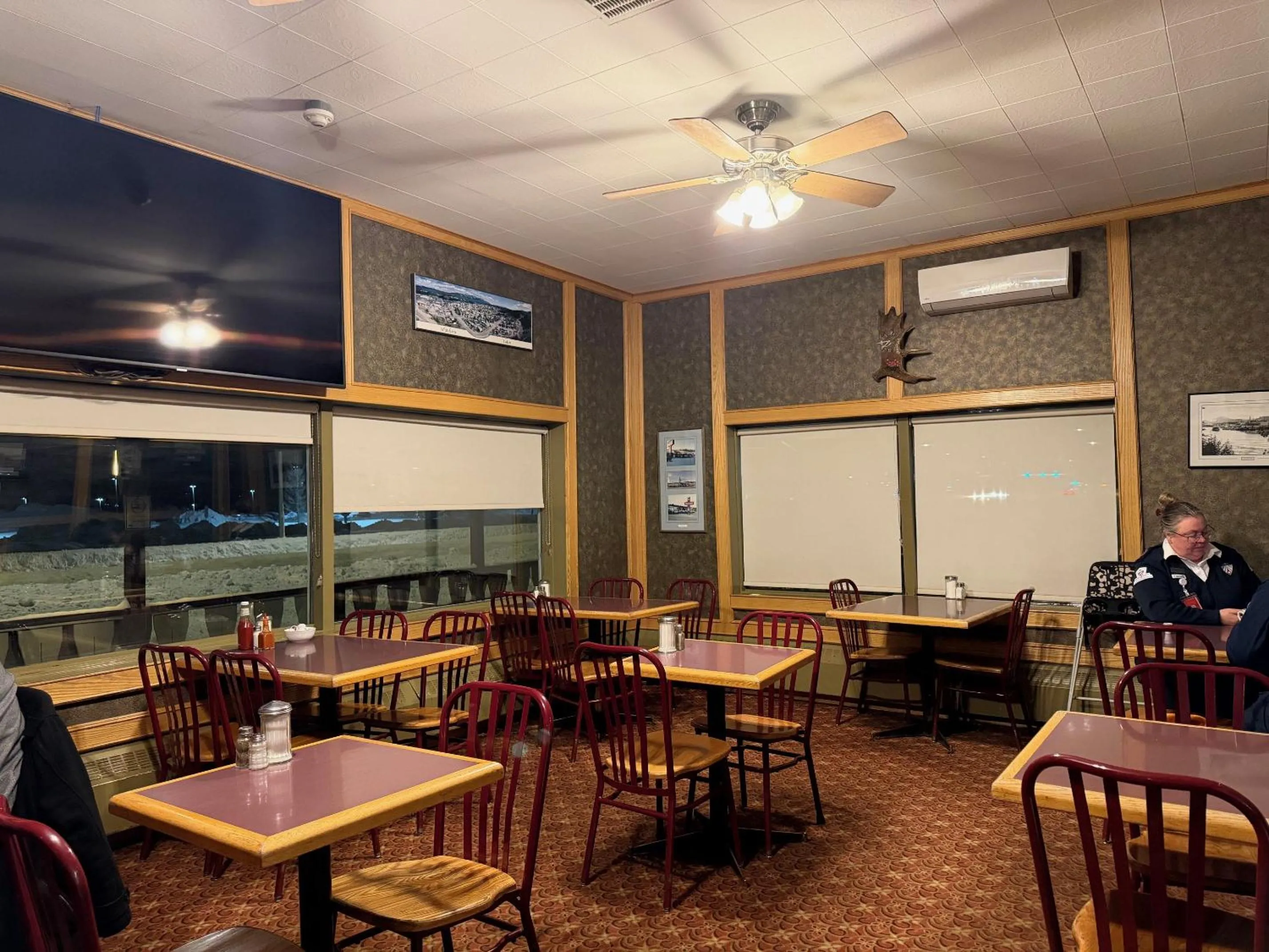 Restaurant/places to eat in Airport Chalet