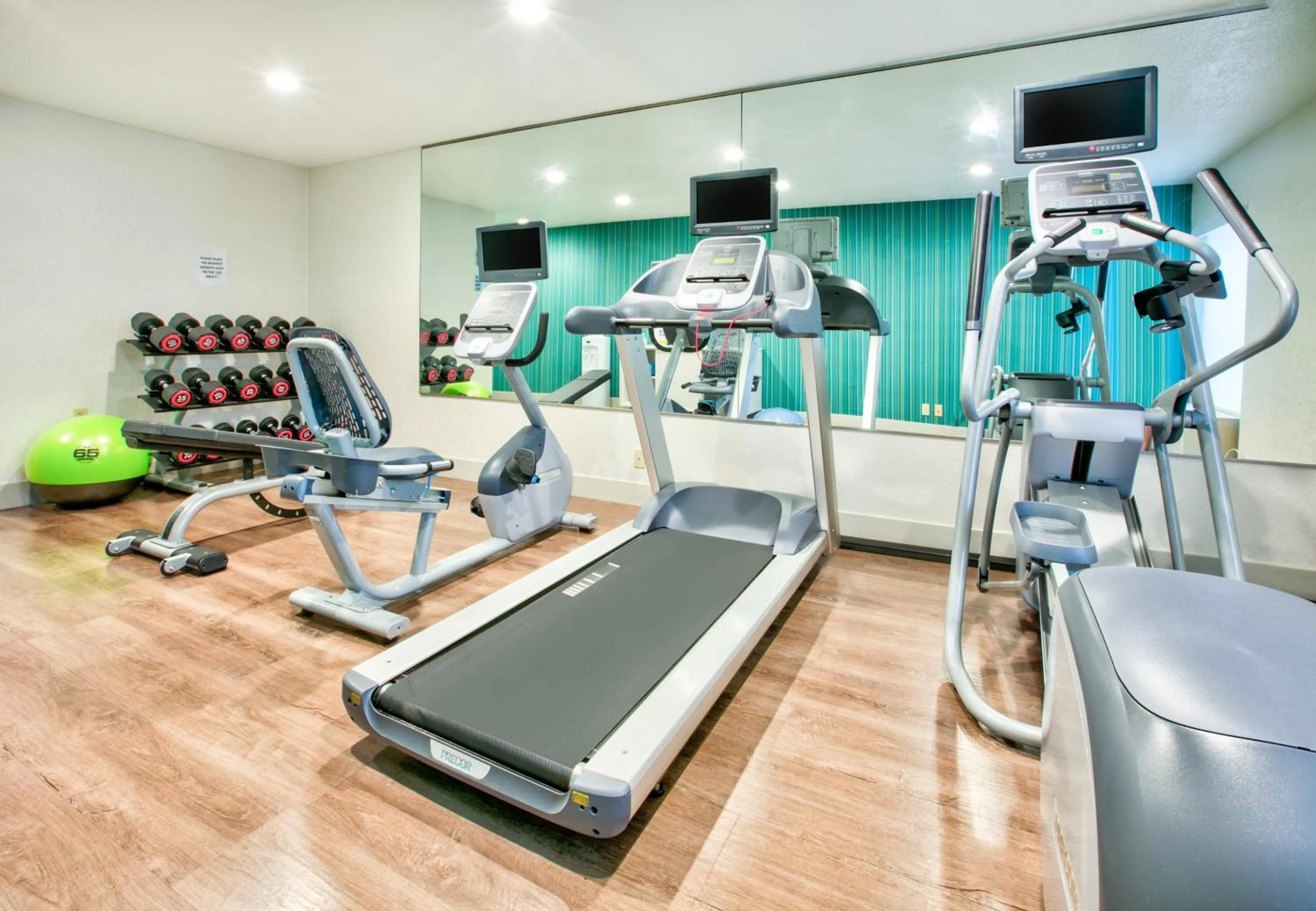 Fitness centre/facilities in Holiday Inn Express - Hope by IHG