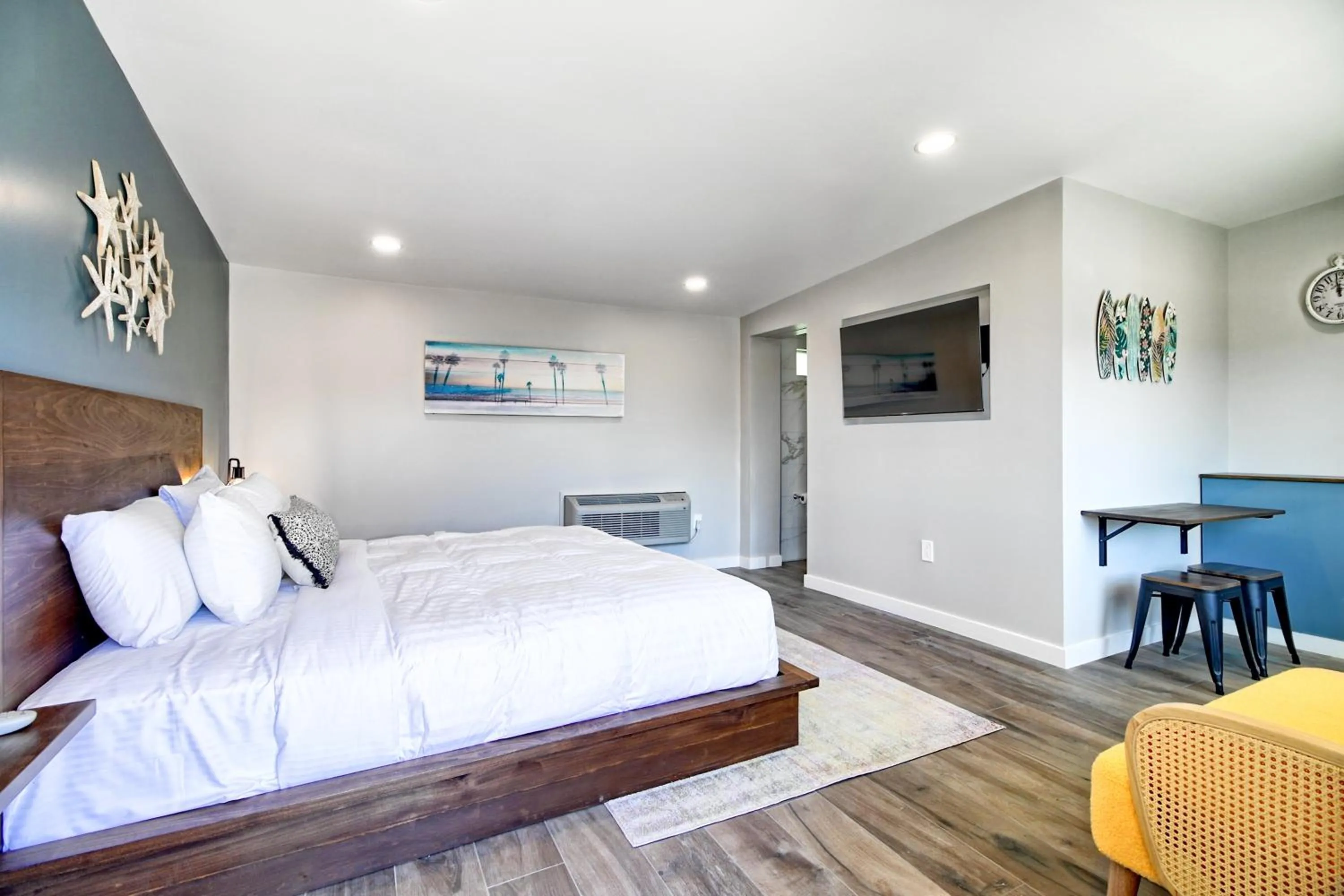 TV and multimedia, Bed in White Caps Motel