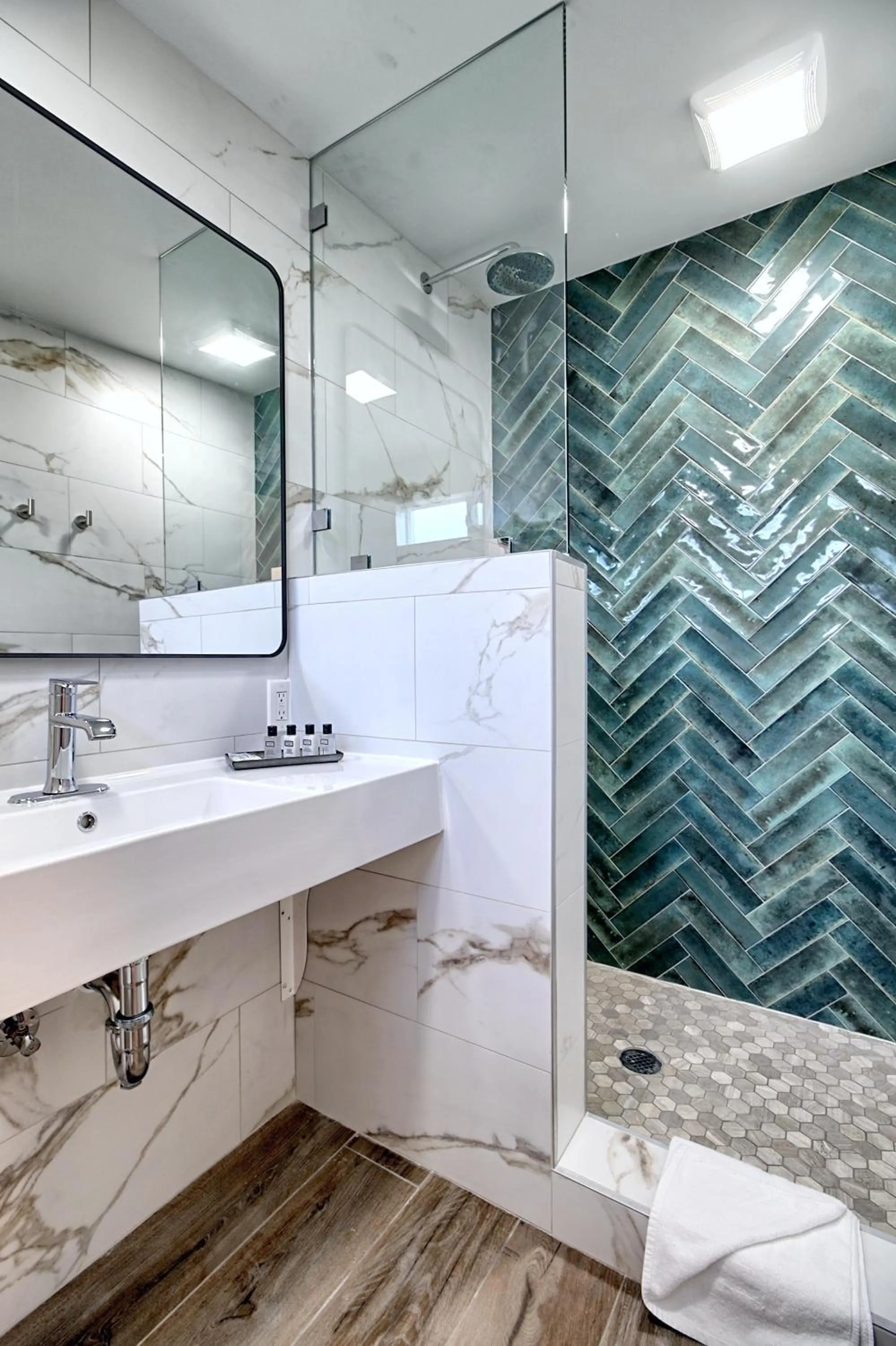 Bathroom in White Caps Motel