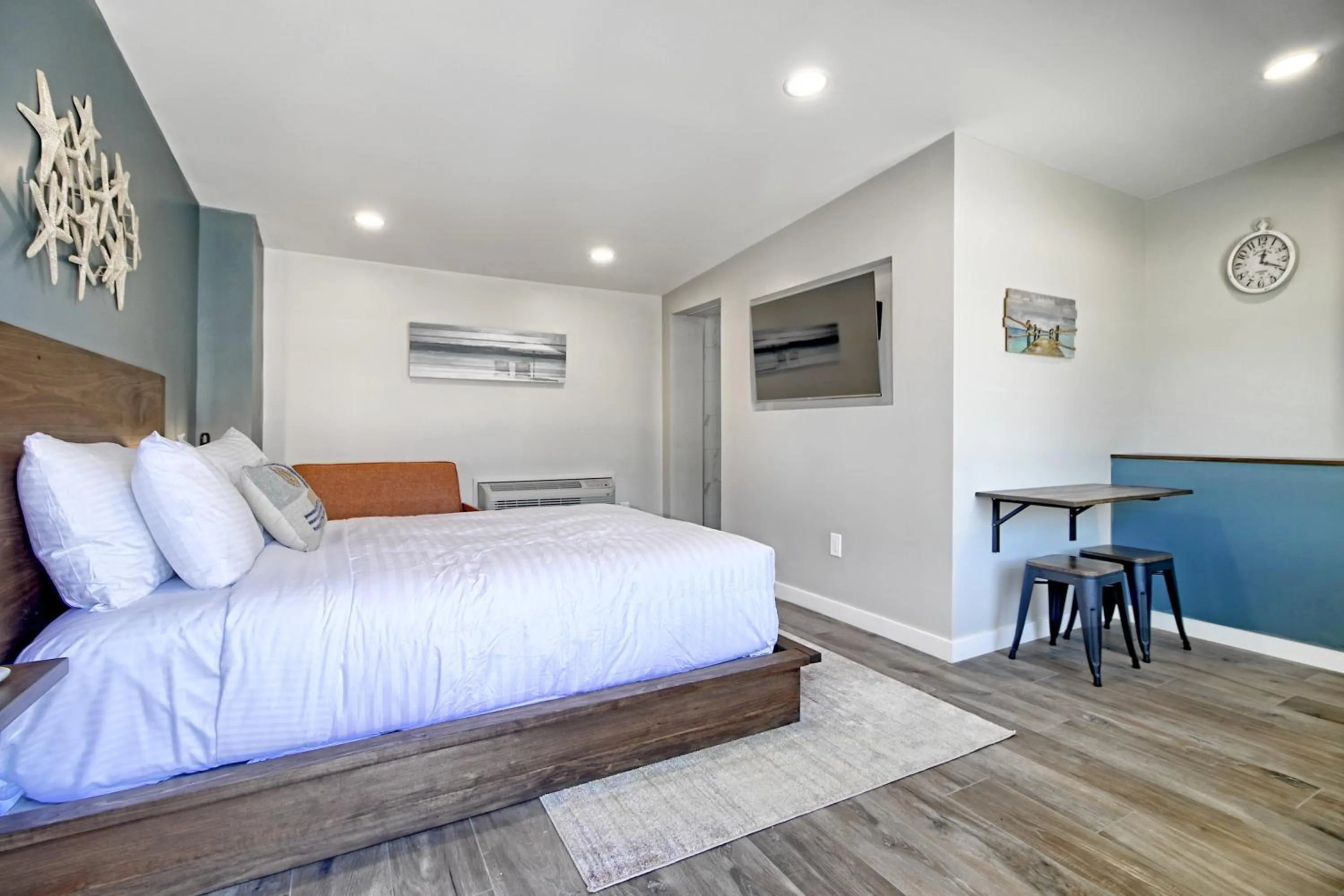 TV and multimedia, Bed in White Caps Motel