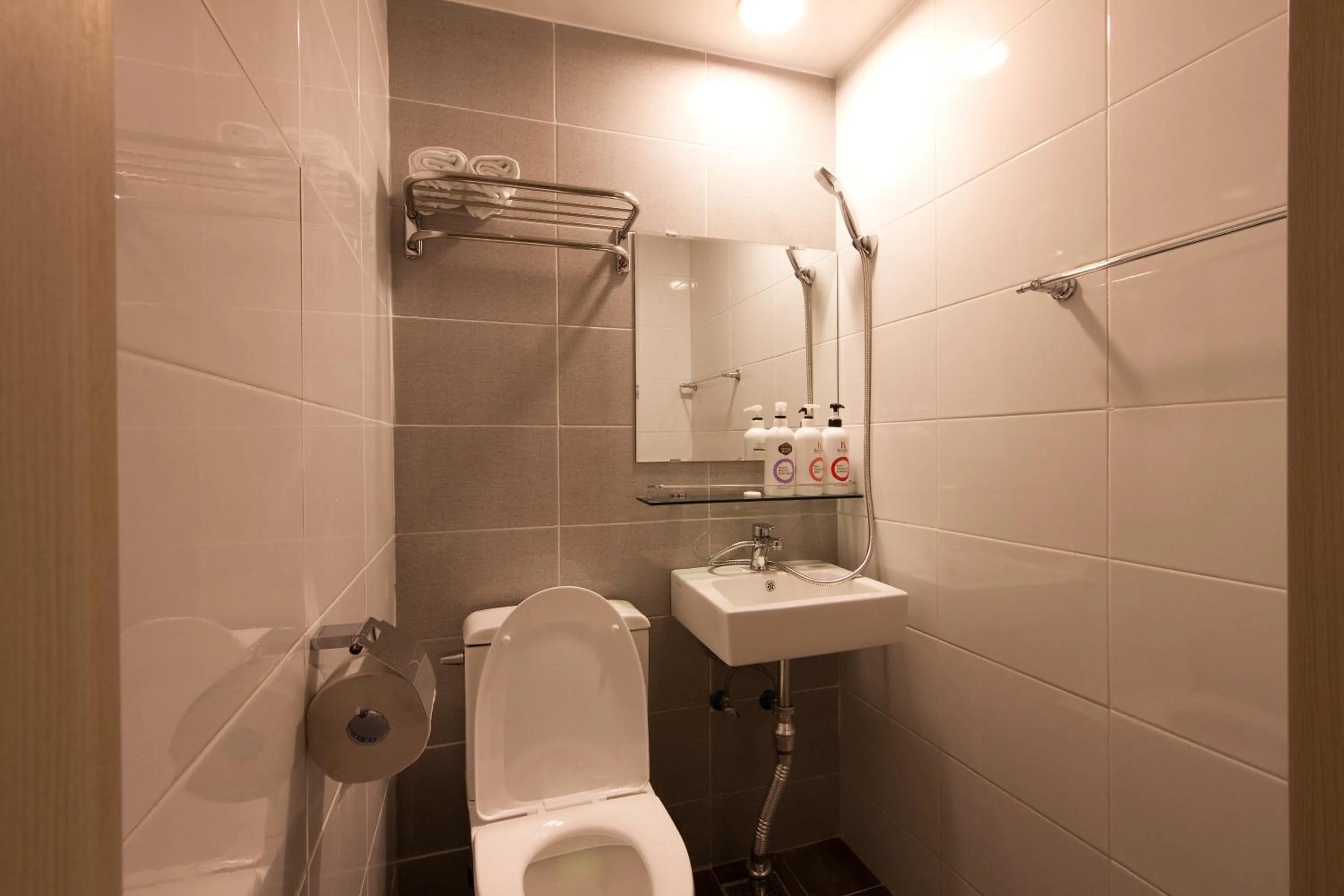 Shower in OYO Hostel Myeongdong 1