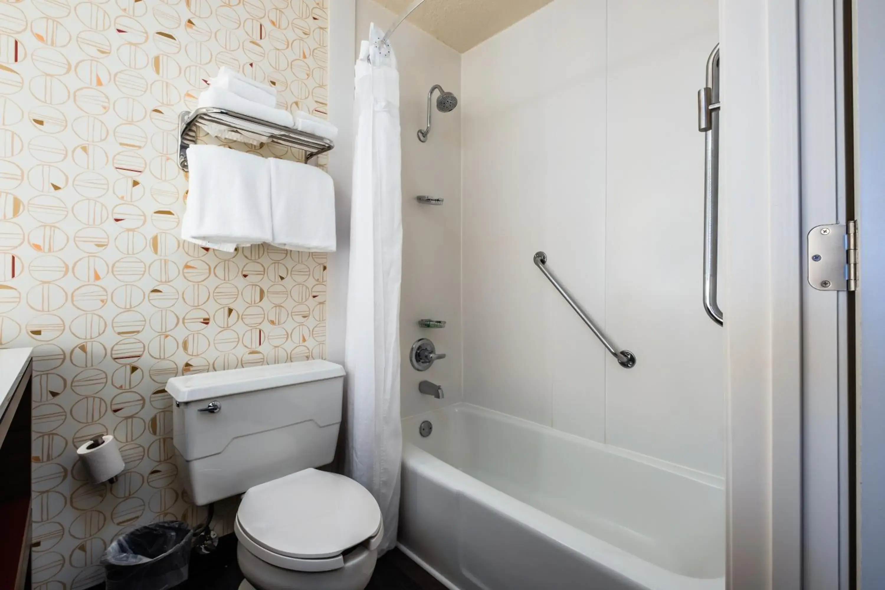 Deluxe King Room - Hearing Accessible with Bath Tub/Non-Smoking in Holiday Inn Grand Haven-Spring Lake by IHG Deluxe King Room - Hearing Accessible with Bath Tub/Non-Smoking in Holiday Inn Grand Haven-Spring Lake by IHG