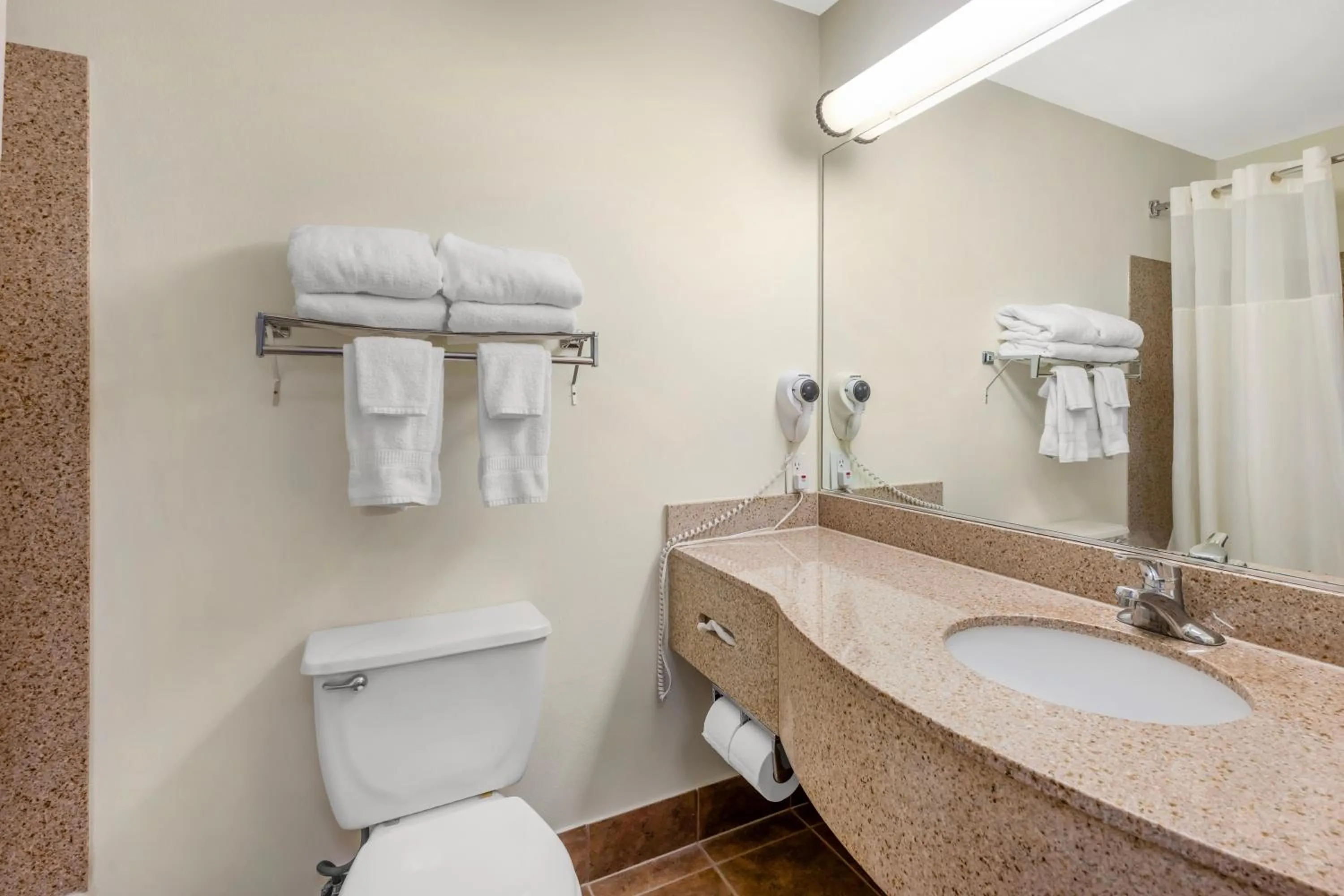 Bathroom in Clarion Pointe Sioux Falls Airport