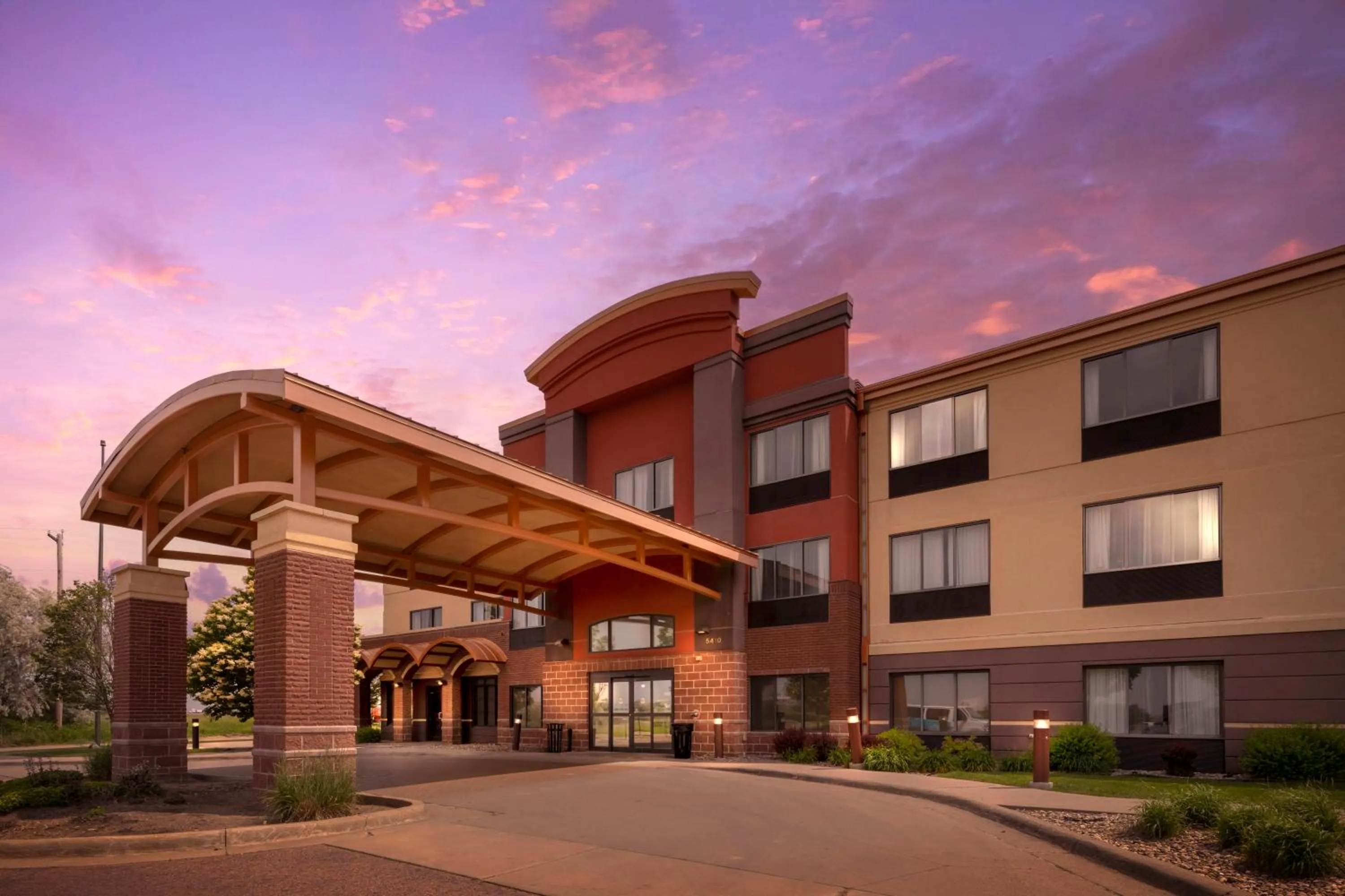Property building in Clarion Pointe Sioux Falls Airport