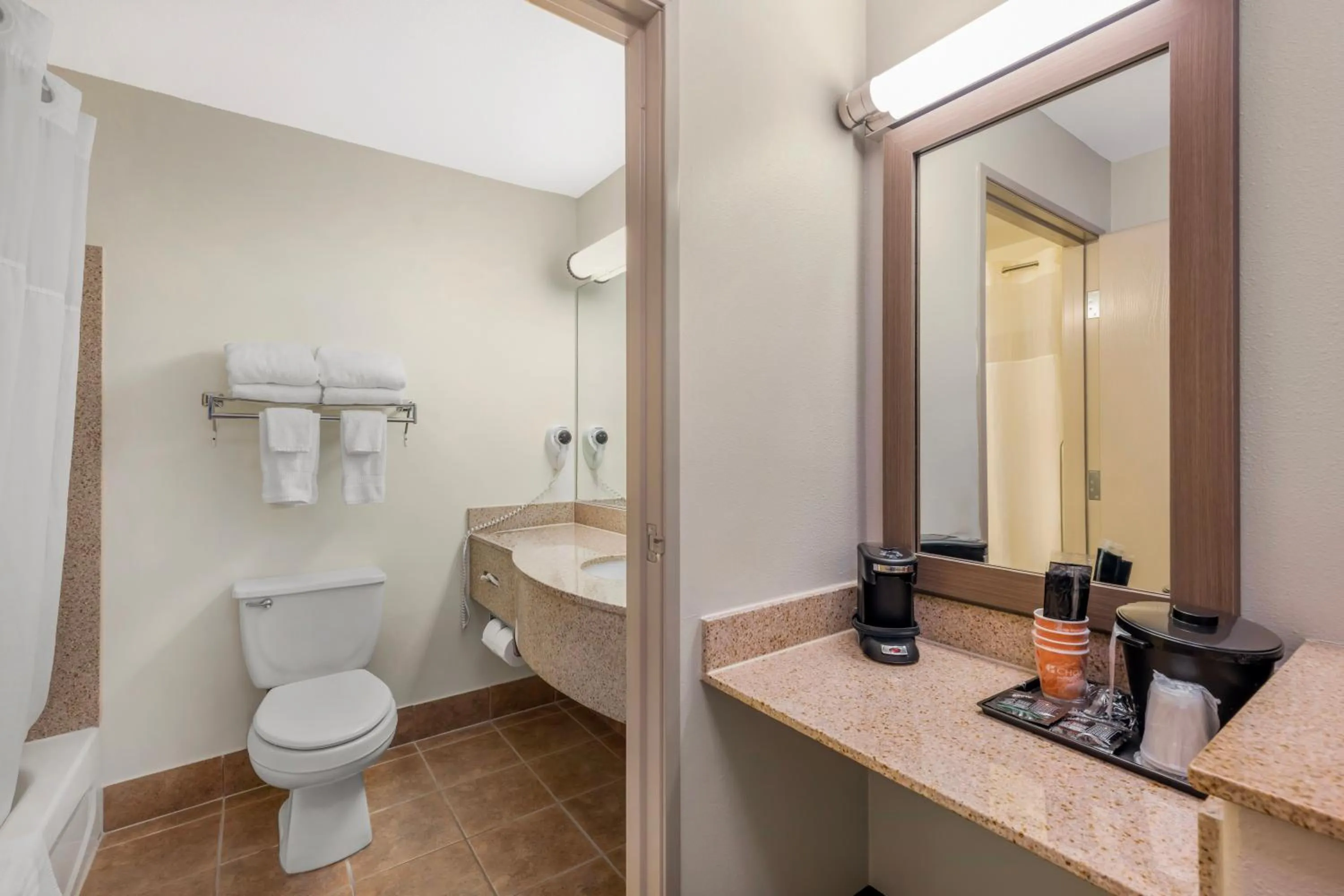 Shower in Clarion Pointe Sioux Falls Airport