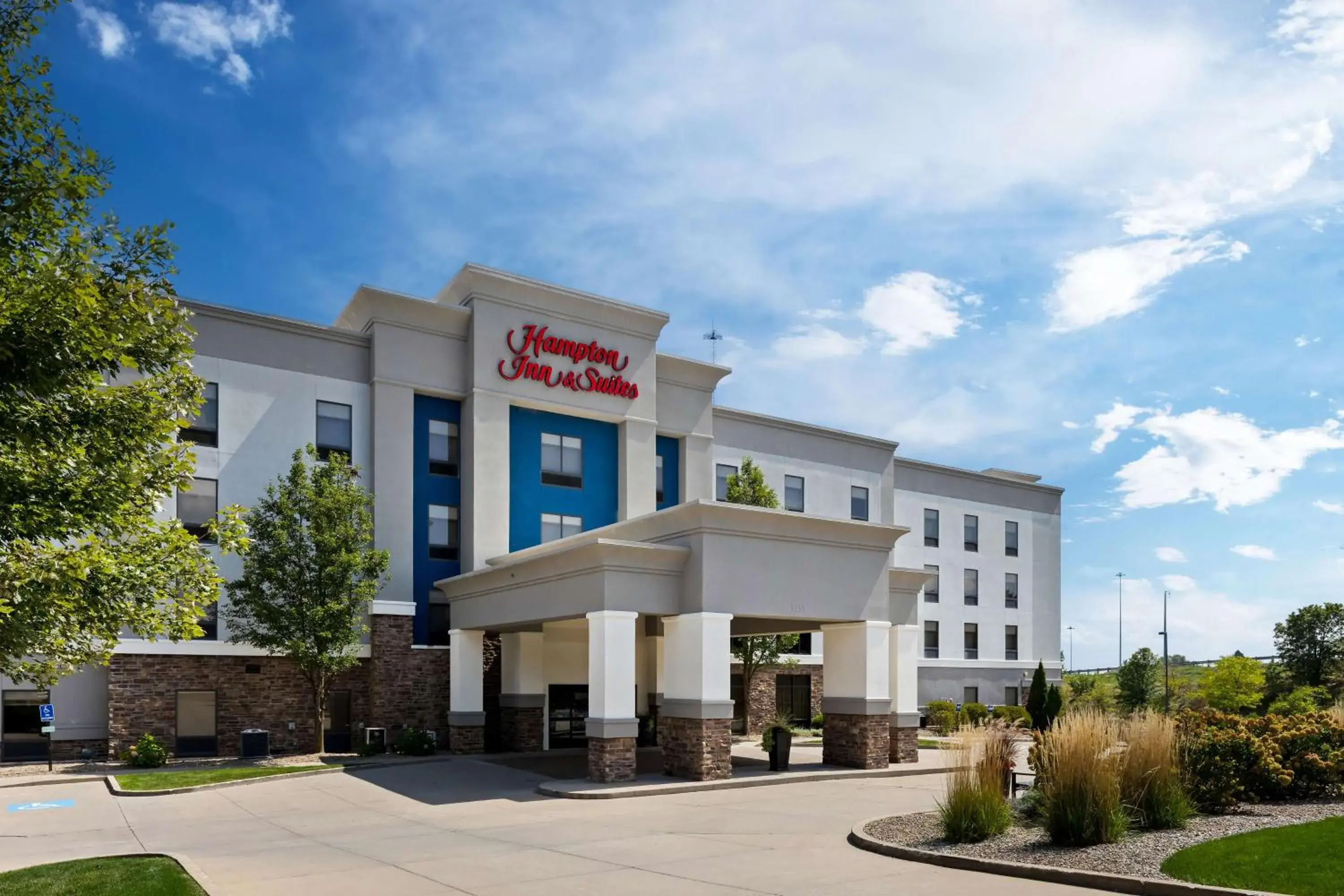 Property building in Hampton Inn & Suites Canton Property building in Hampton Inn & Suites Canton