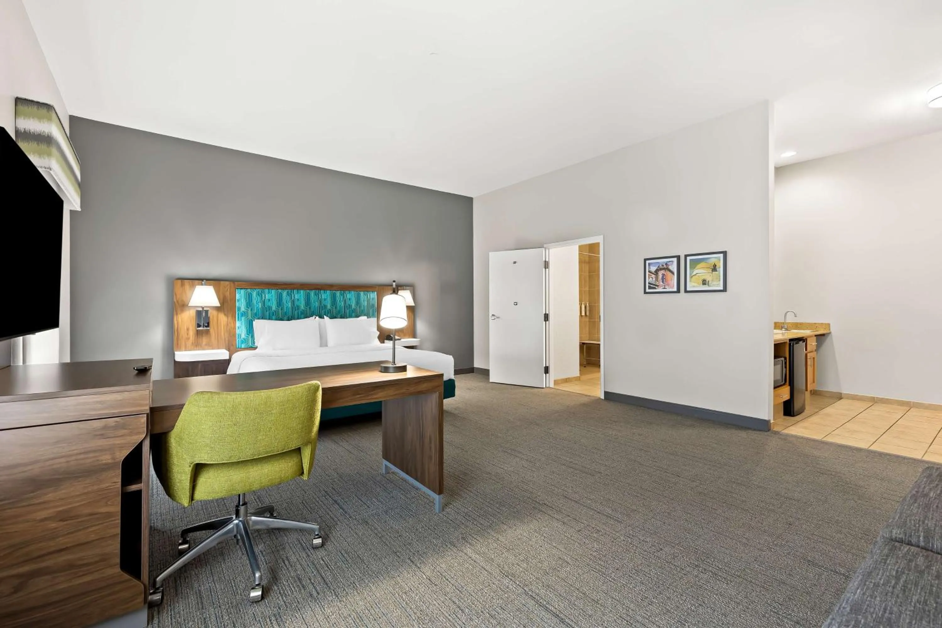 Bed in Hampton Inn & Suites Canton