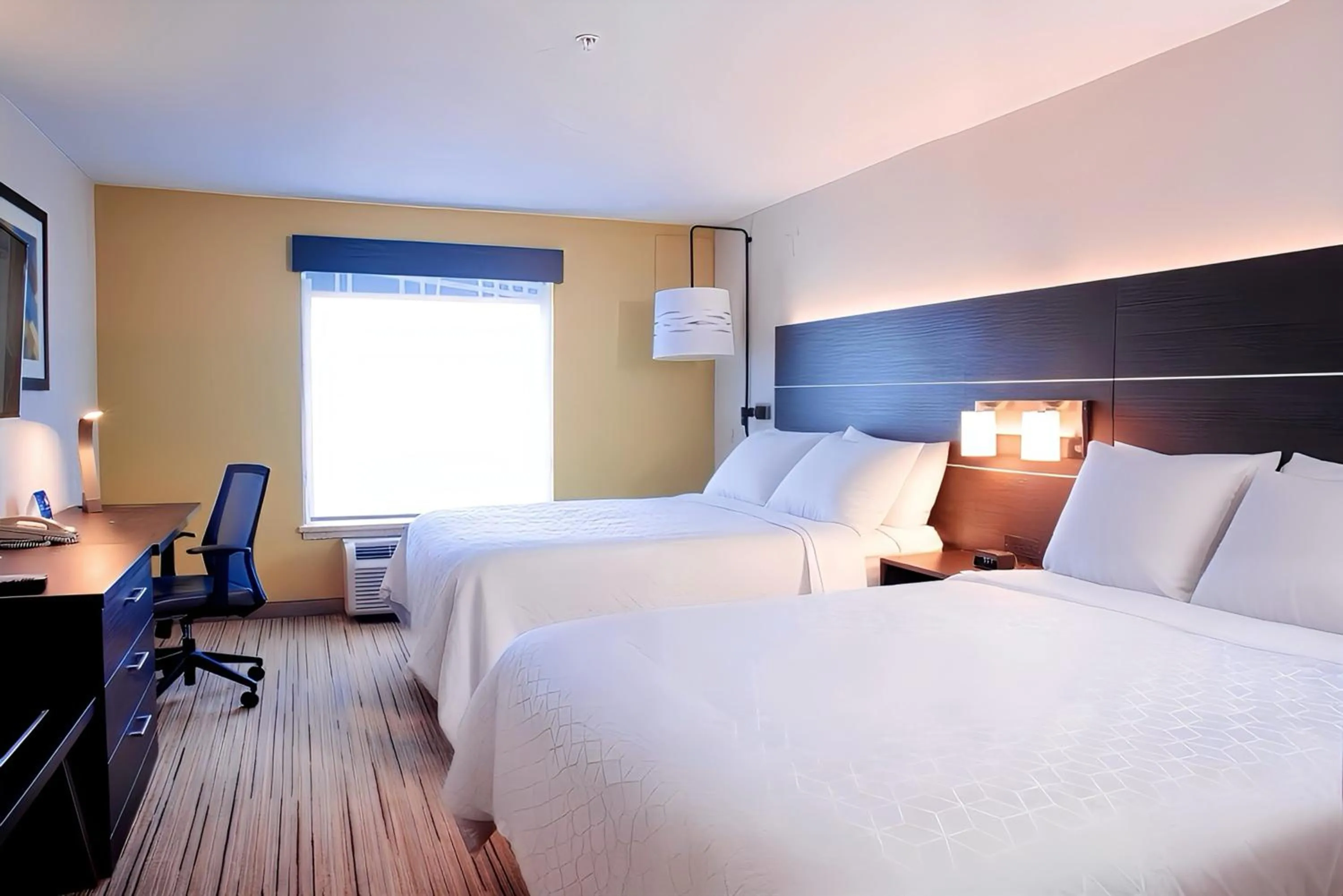 Photo of the whole room, Bed in Holiday Inn Express Hotel & Suites Chester by IHG