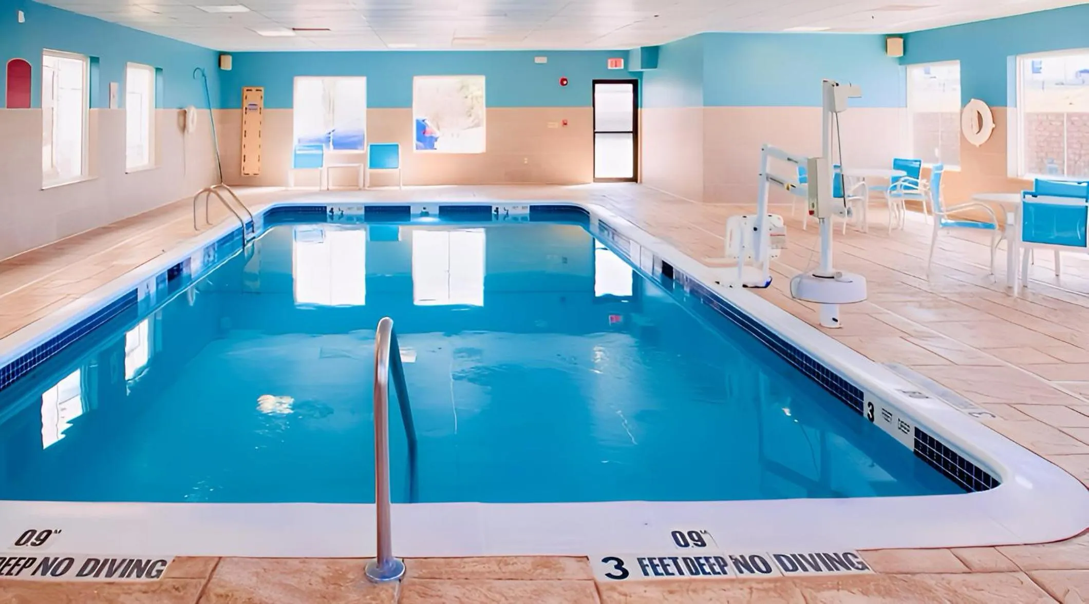 Swimming pool in Holiday Inn Express Hotel & Suites Chester by IHG