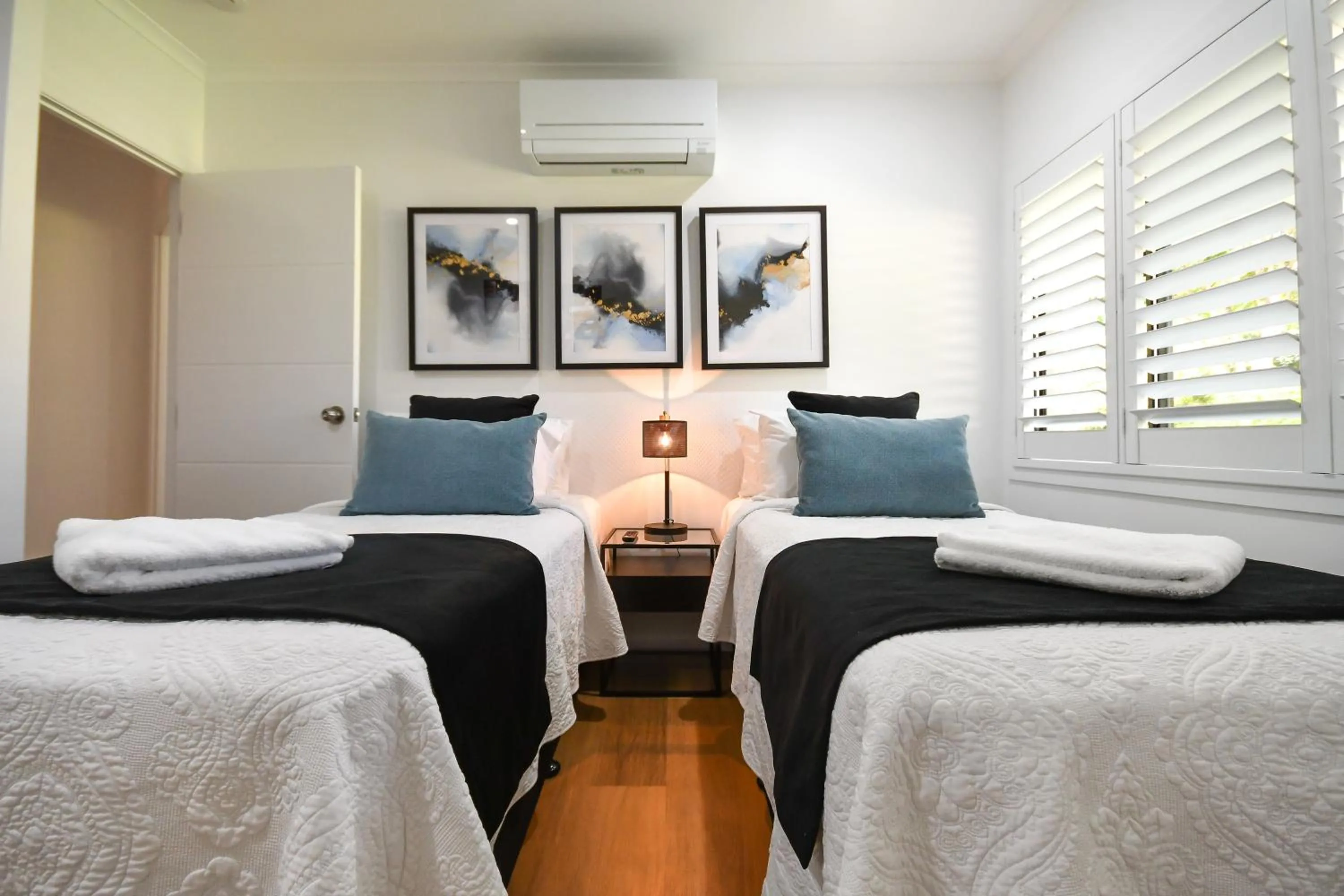 Bedroom, Bed in Birds 'n' Bloom Cottages