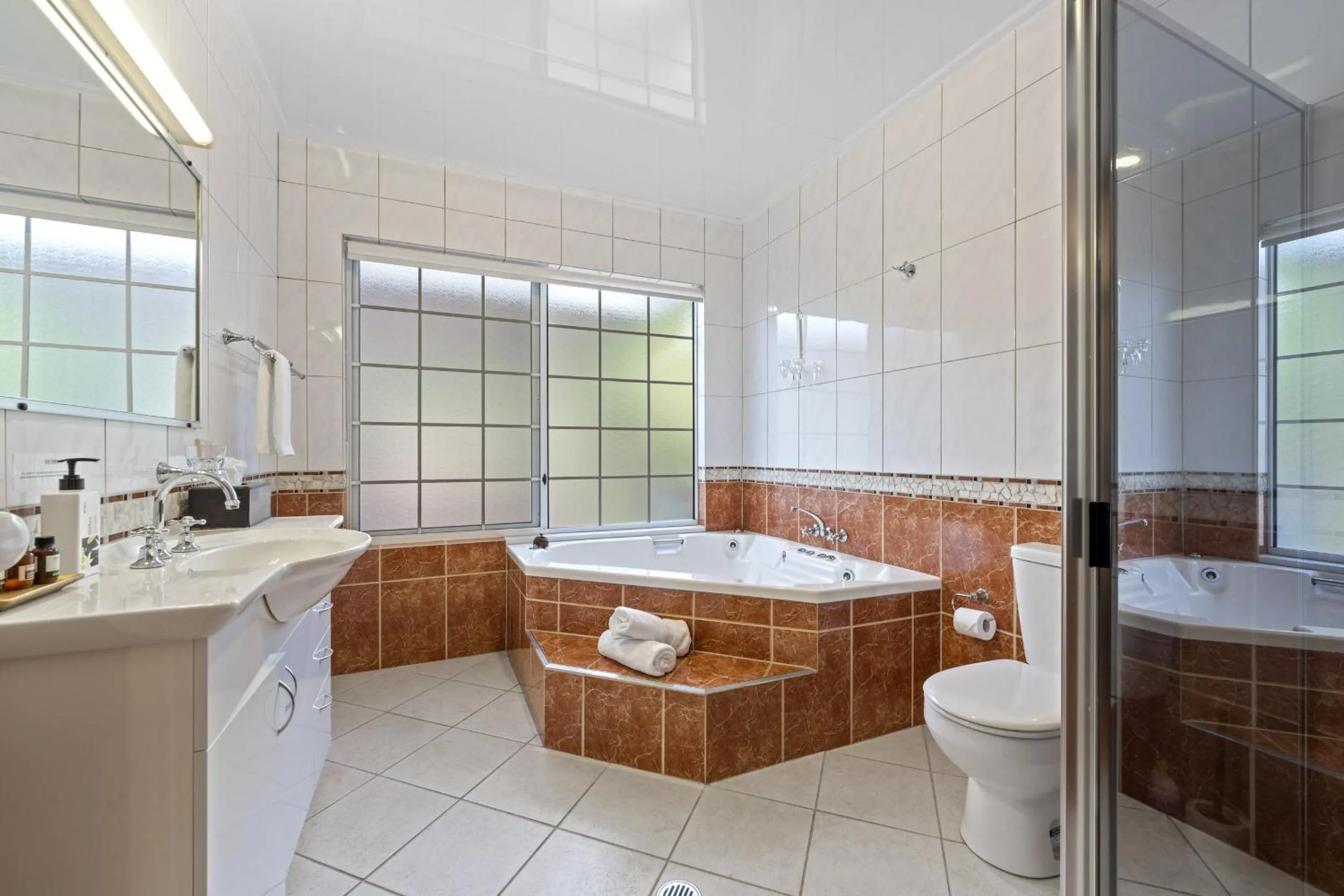 Shower in Birds 'n' Bloom Cottages