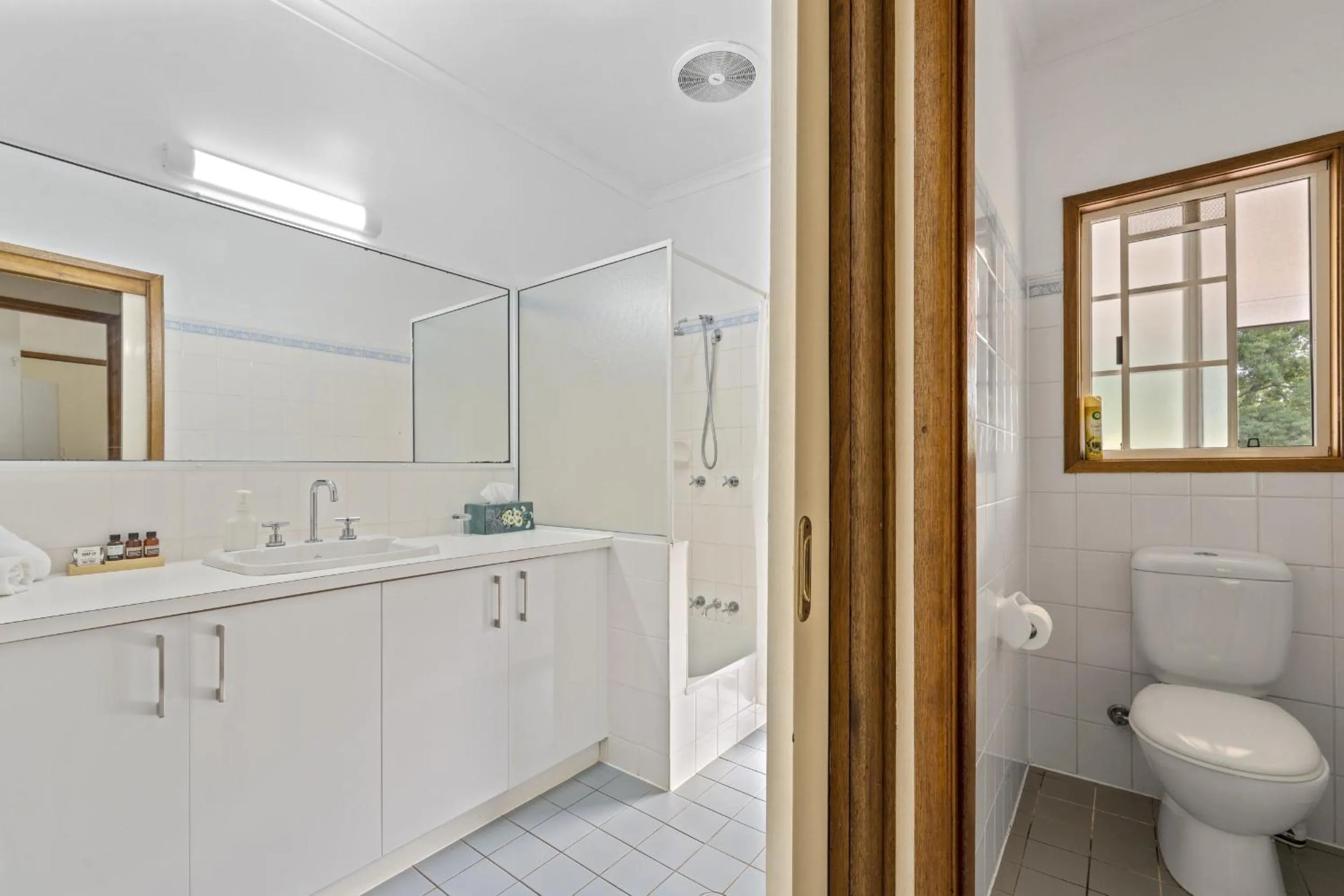 Toilet in Birds 'n' Bloom Cottages