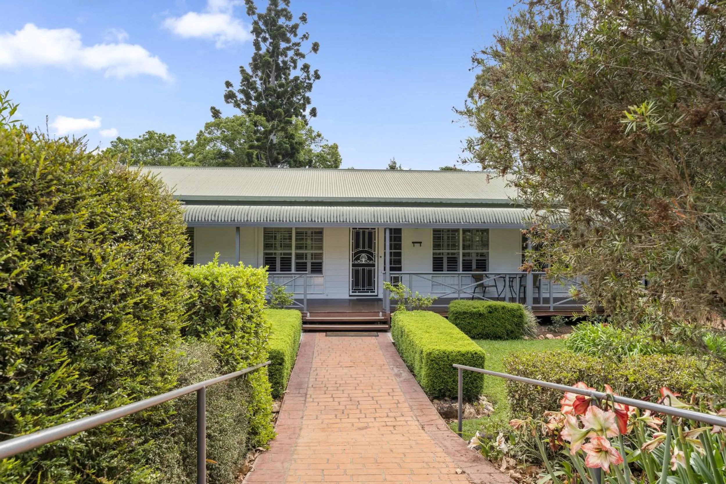 Property building in Birds 'n' Bloom Cottages