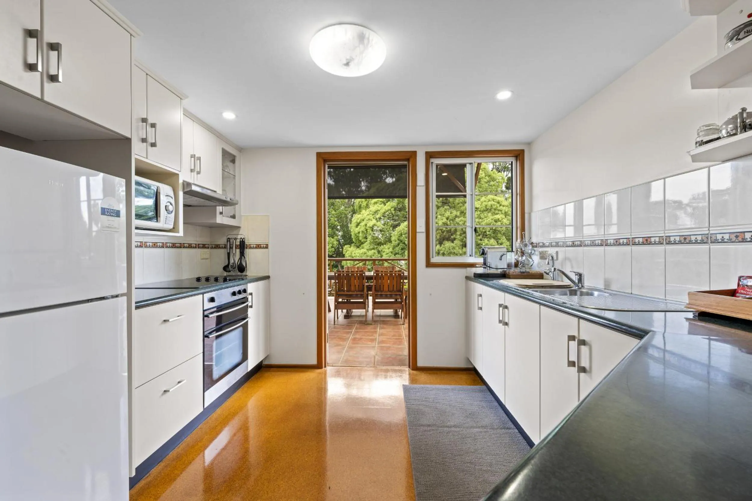 Kitchen or kitchenette in Birds 'n' Bloom Cottages