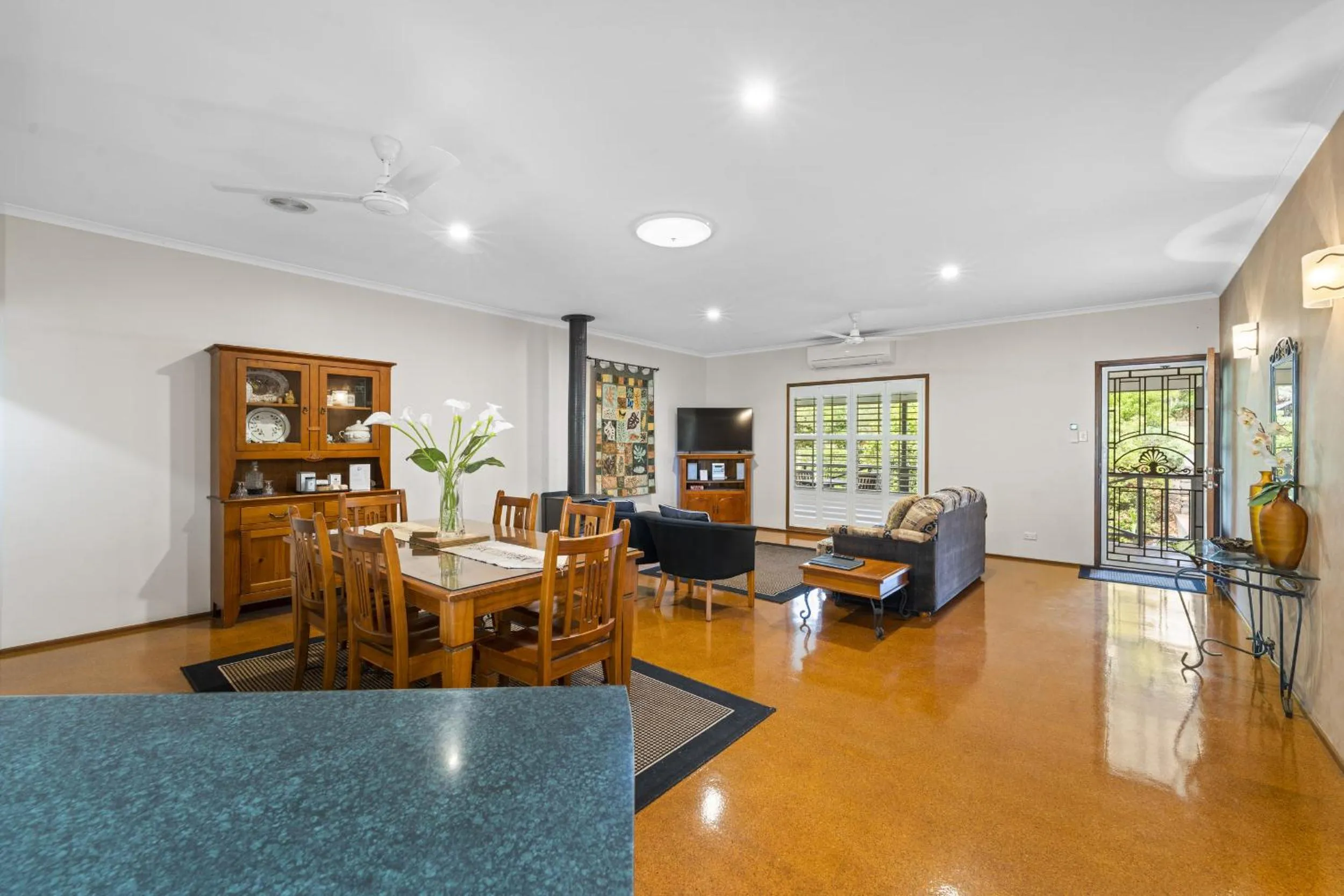 TV and multimedia in Birds 'n' Bloom Cottages