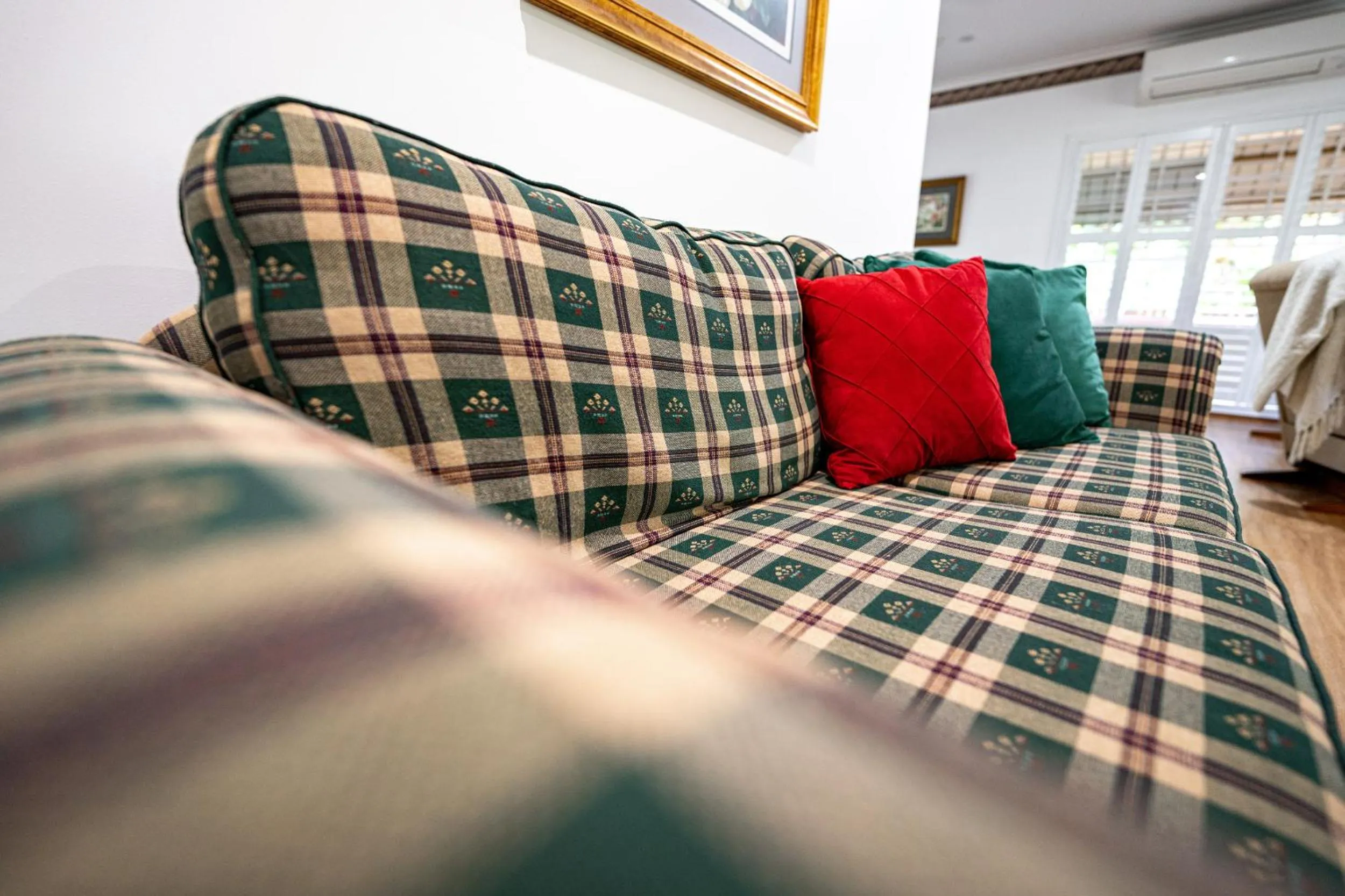Living room, Bed in Birds 'n' Bloom Cottages