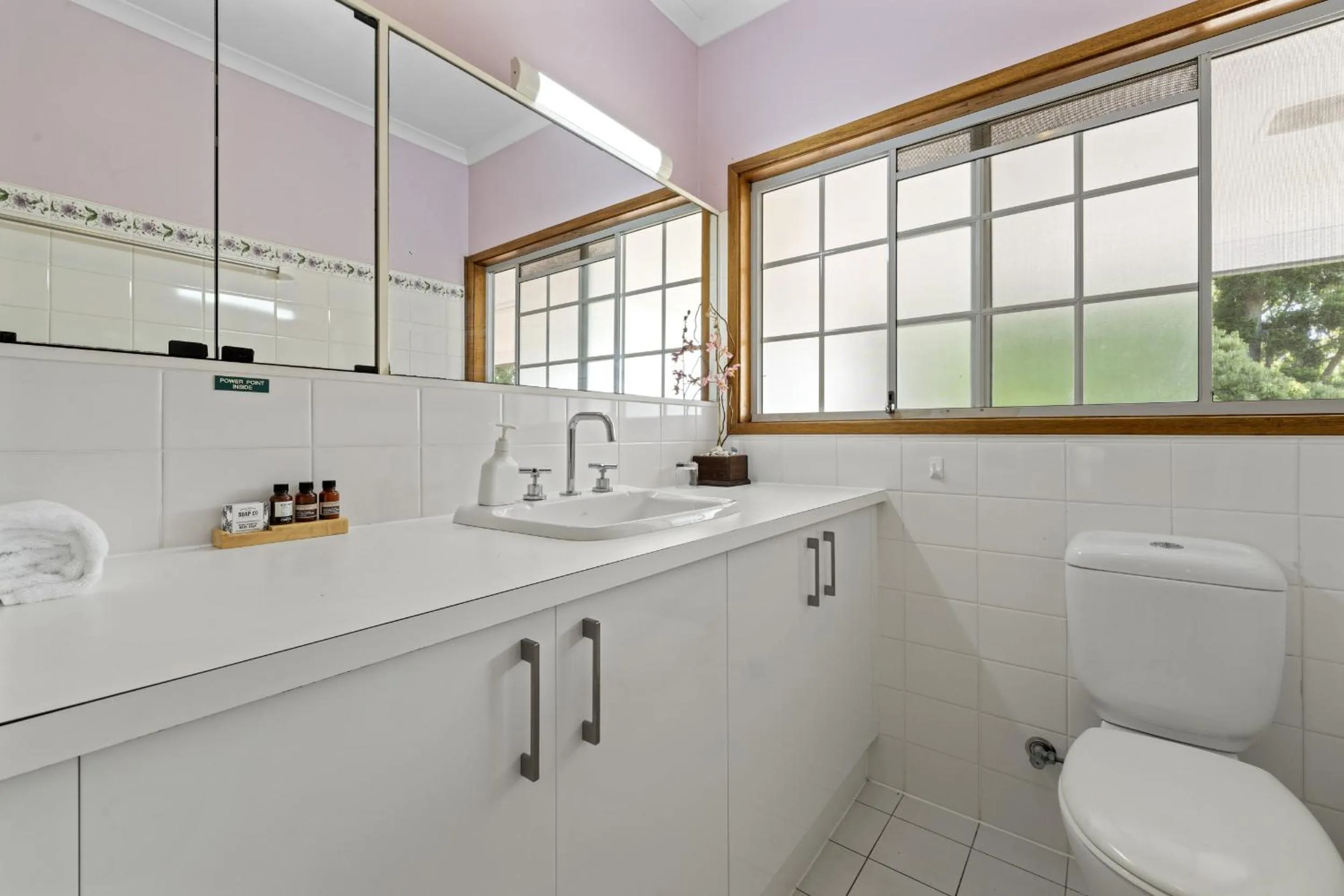 Toilet in Birds 'n' Bloom Cottages
