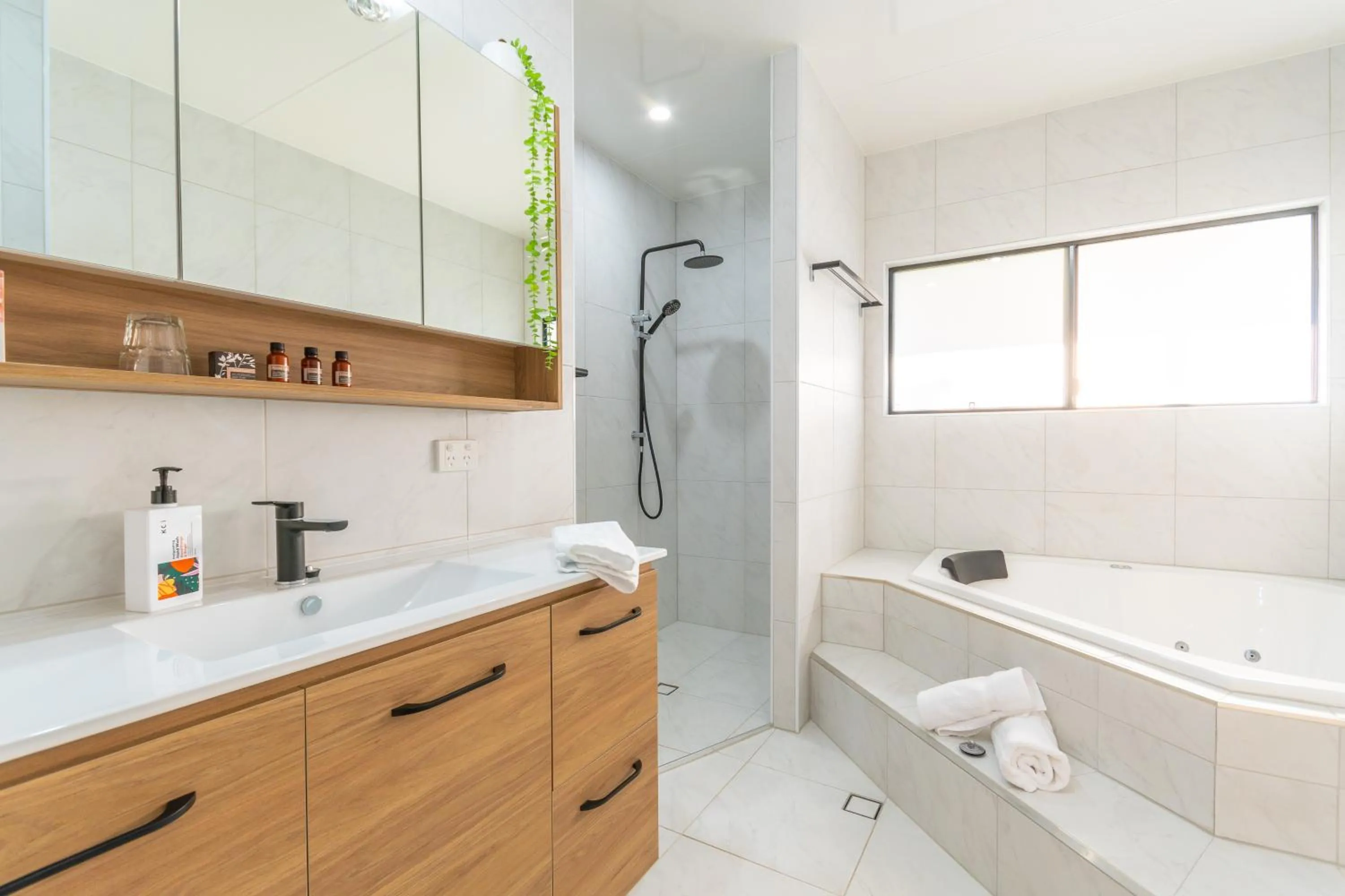 Bathroom in Birds 'n' Bloom Cottages
