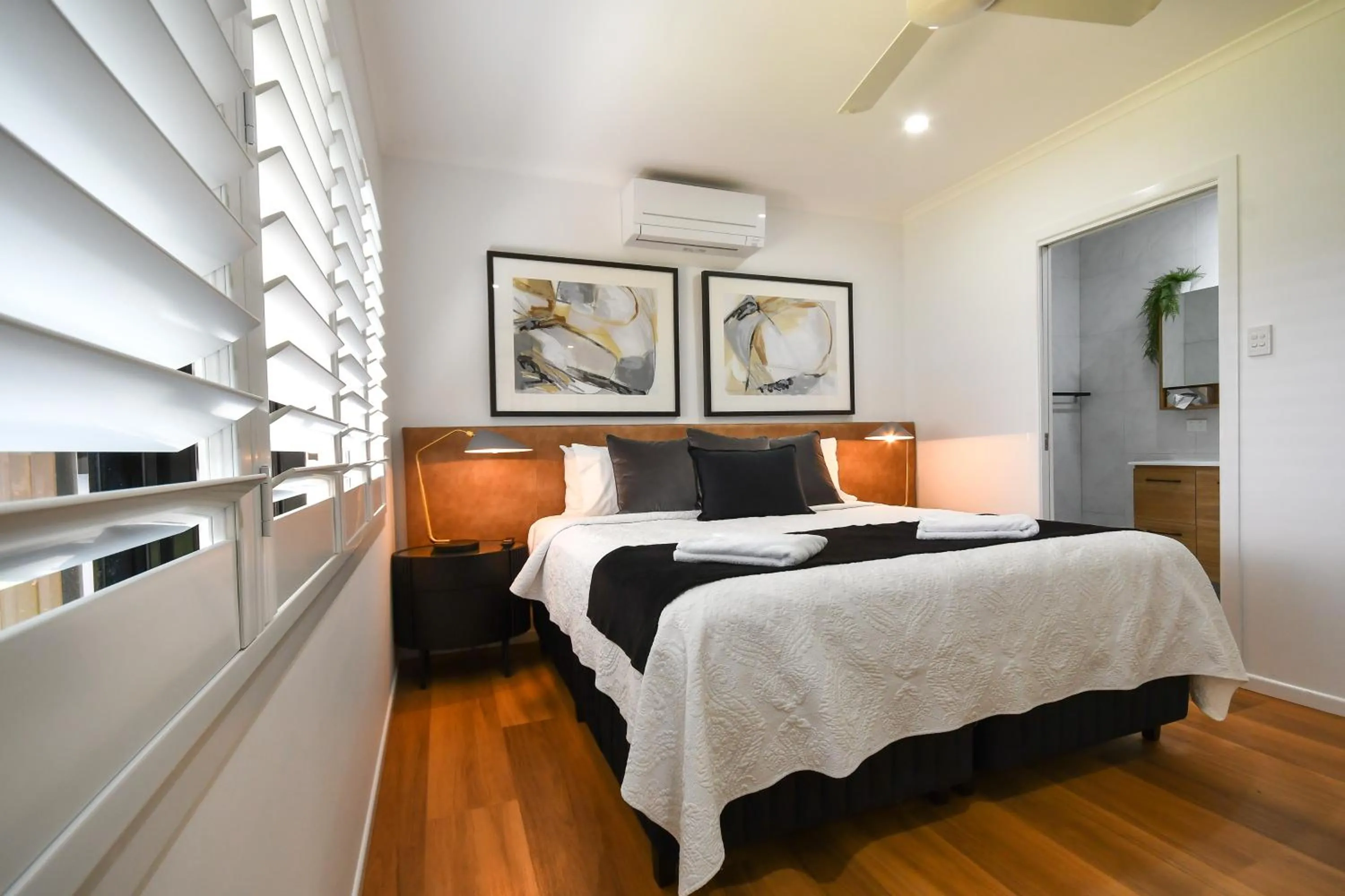 Bedroom, Bed in Birds 'n' Bloom Cottages