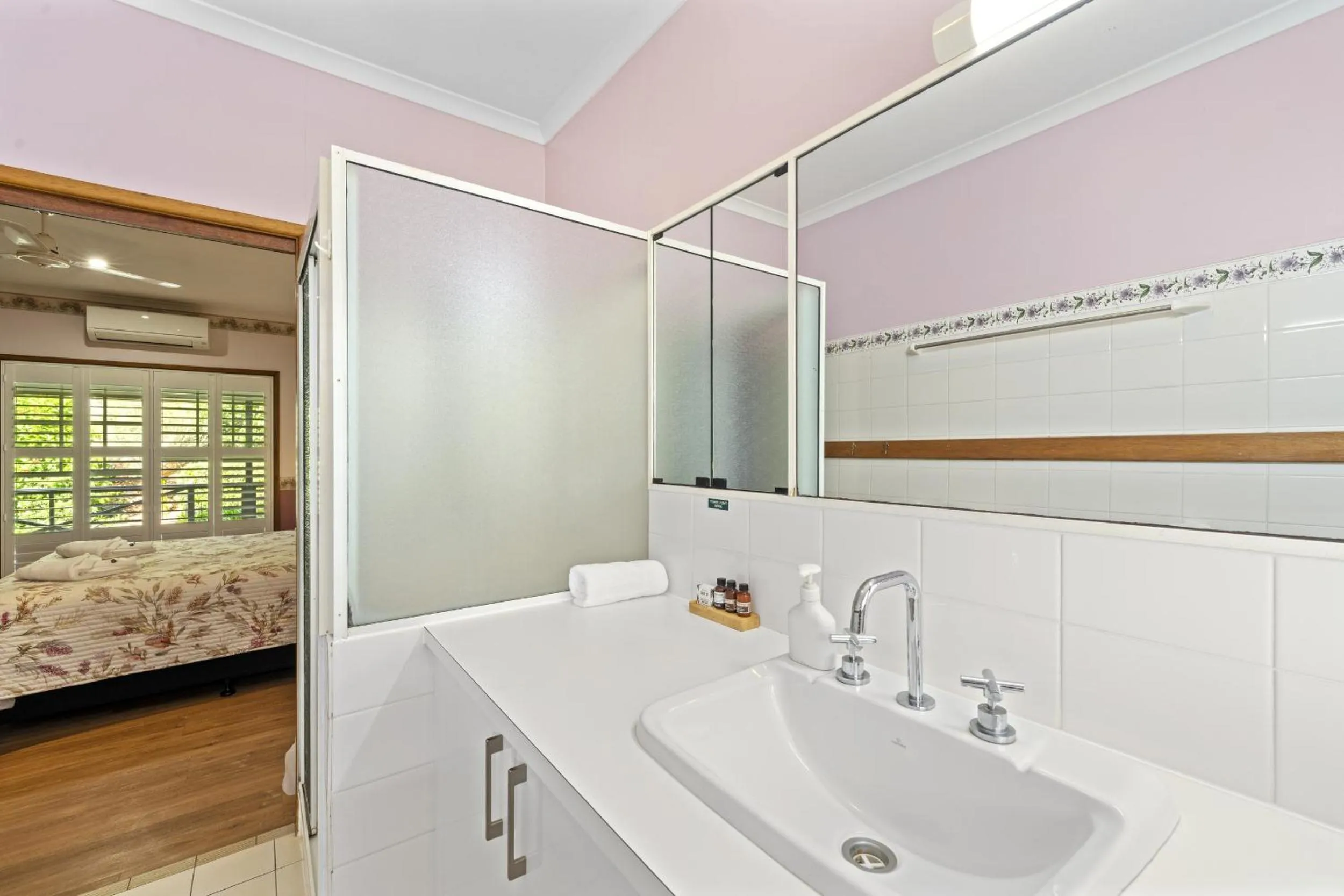 Bathroom in Birds 'n' Bloom Cottages