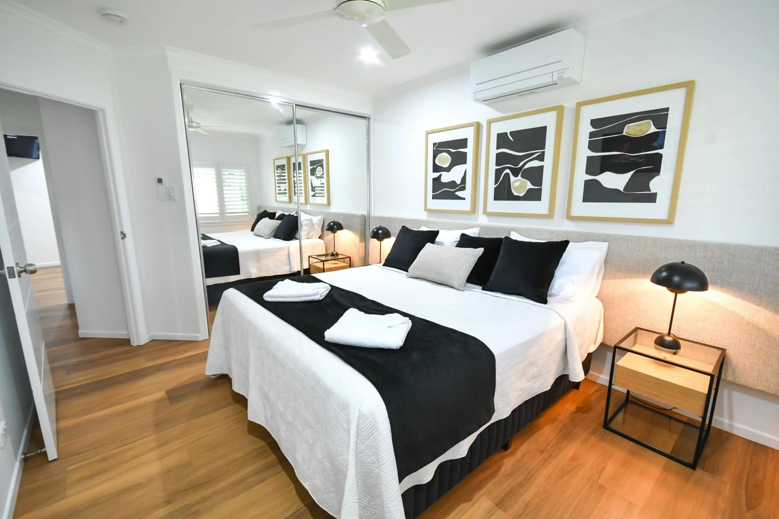 Bedroom, Bed in Birds 'n' Bloom Cottages