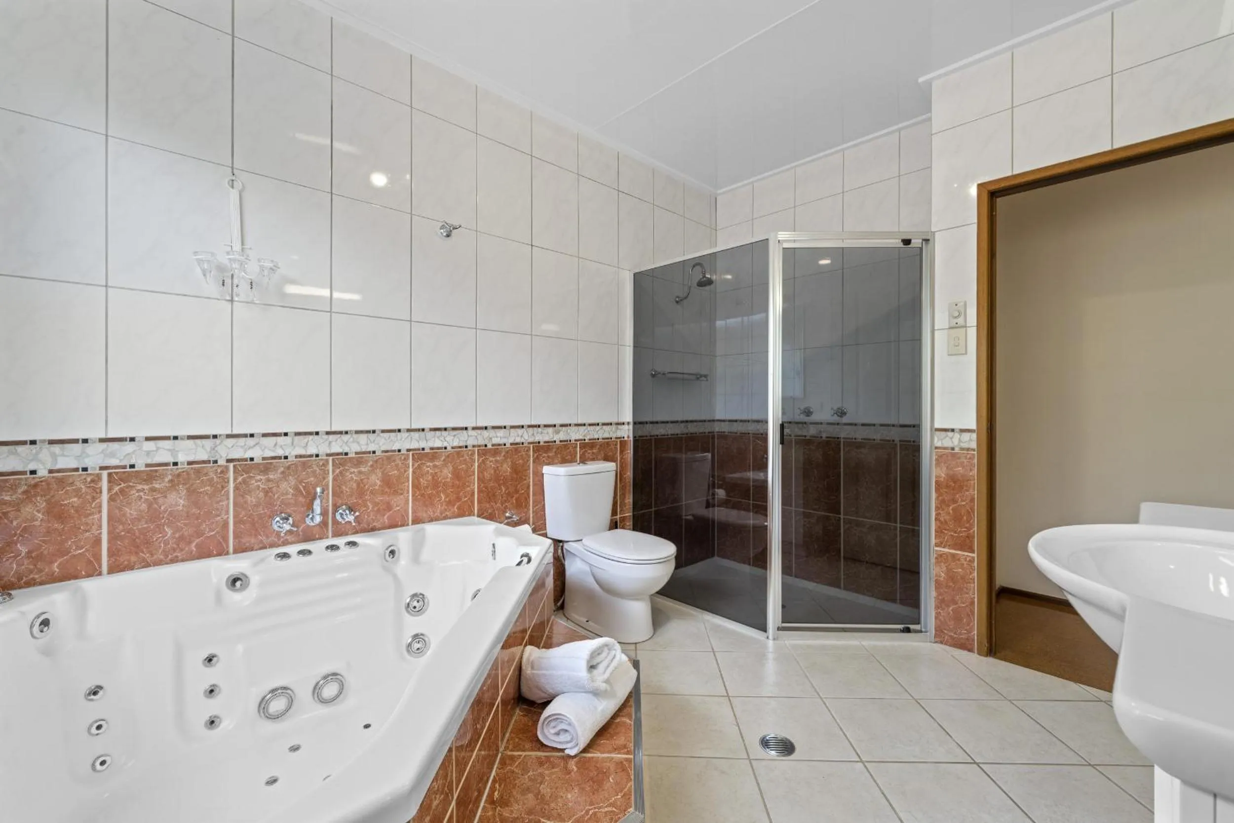 Shower in Birds 'n' Bloom Cottages
