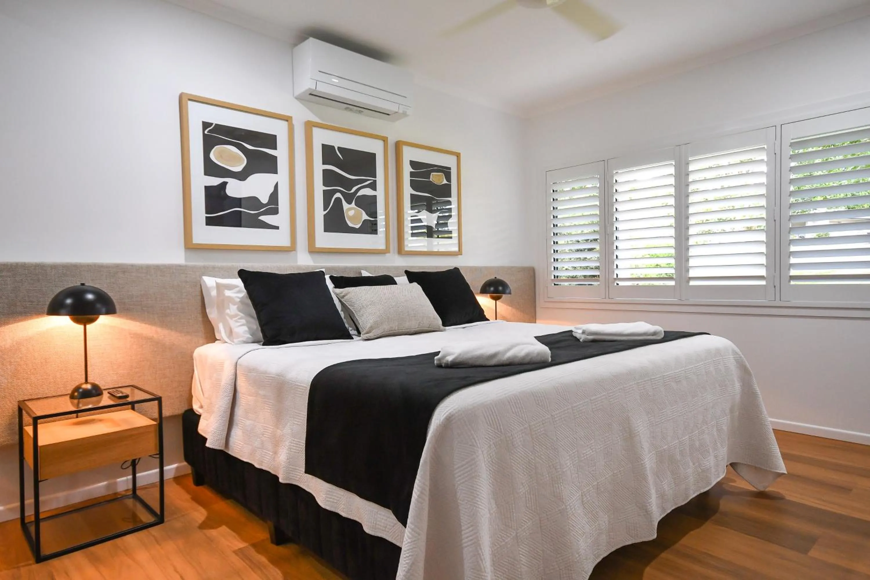 Bedroom, Bed in Birds 'n' Bloom Cottages