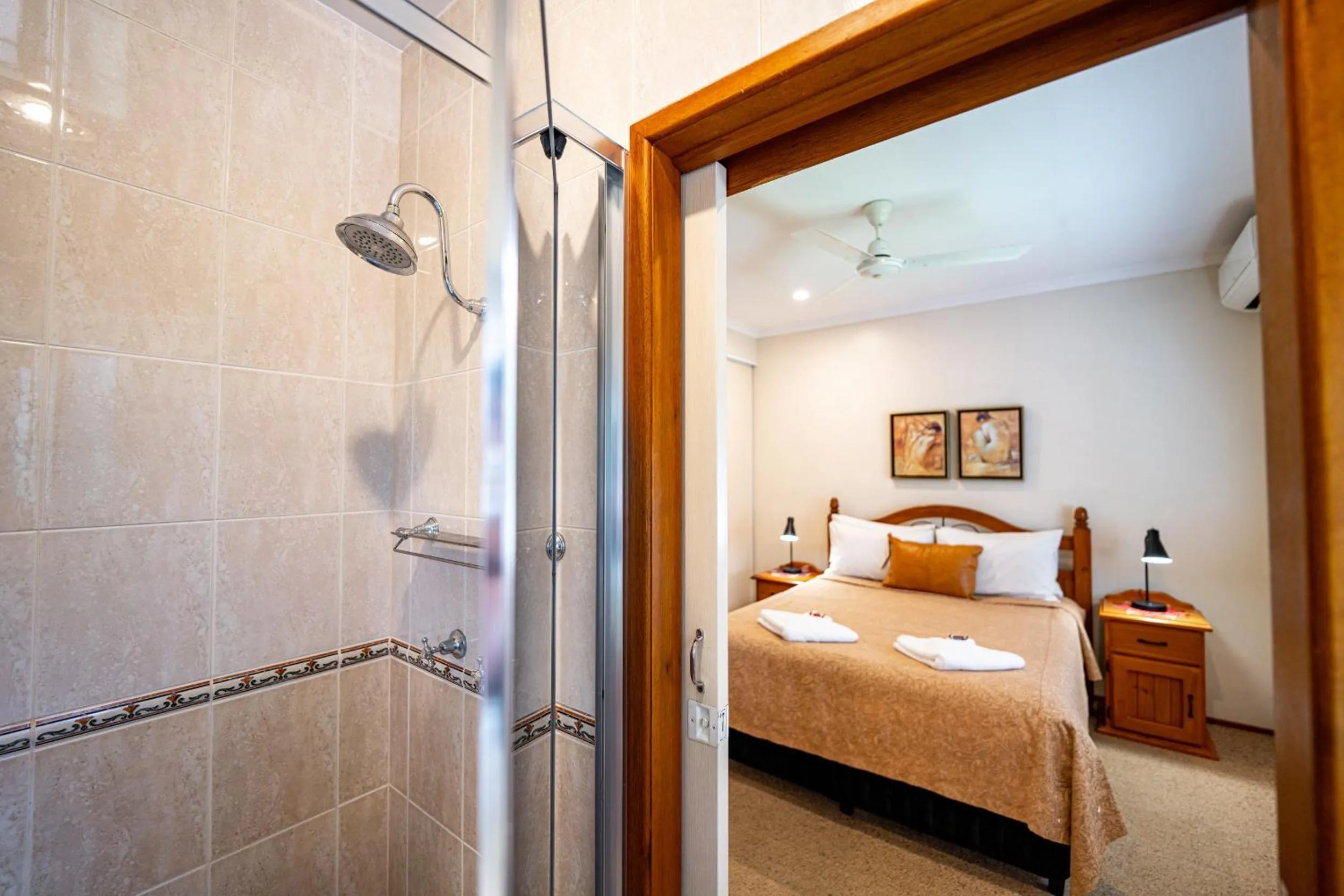 Shower, Bed in Birds 'n' Bloom Cottages