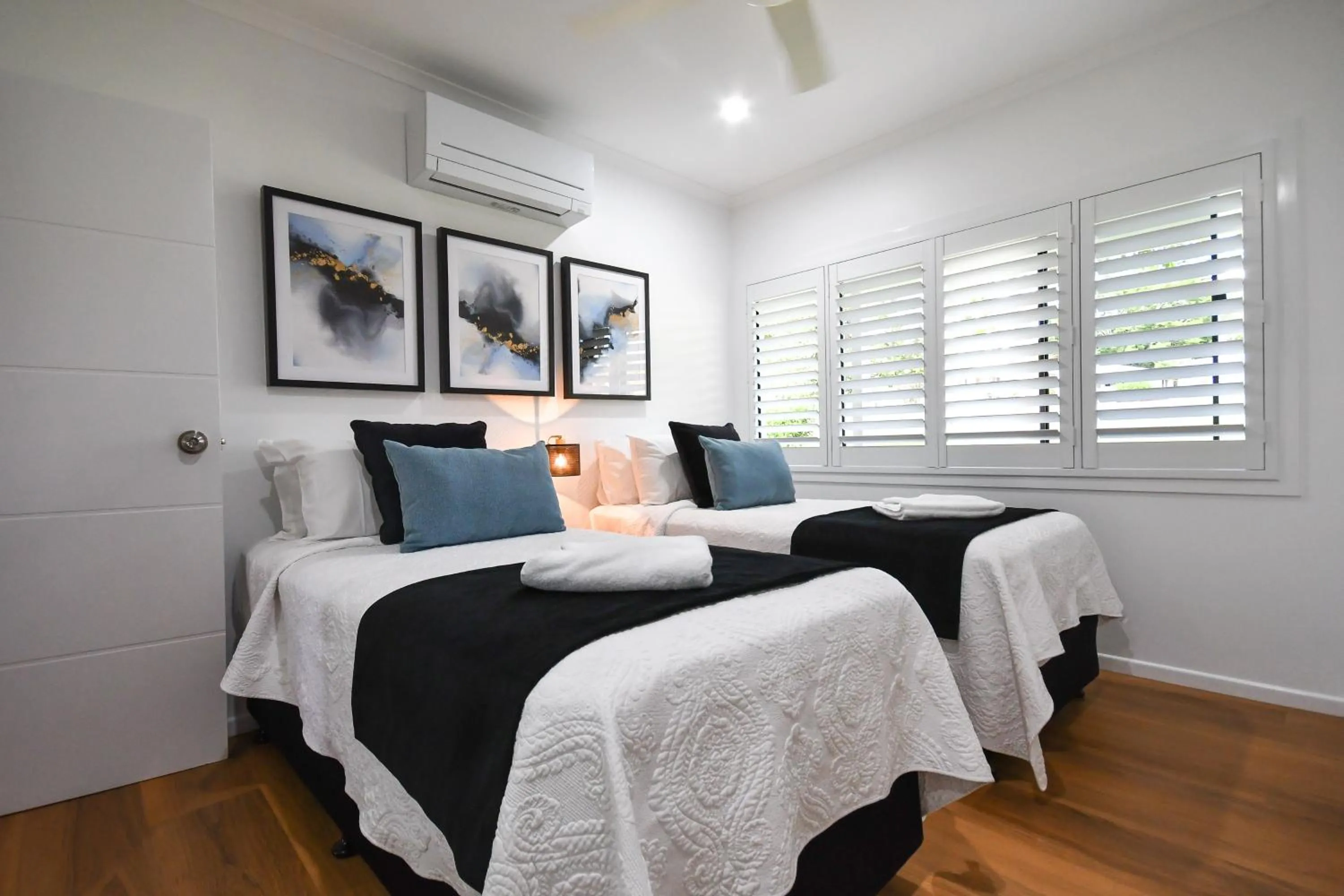 Bedroom, Bed in Birds 'n' Bloom Cottages