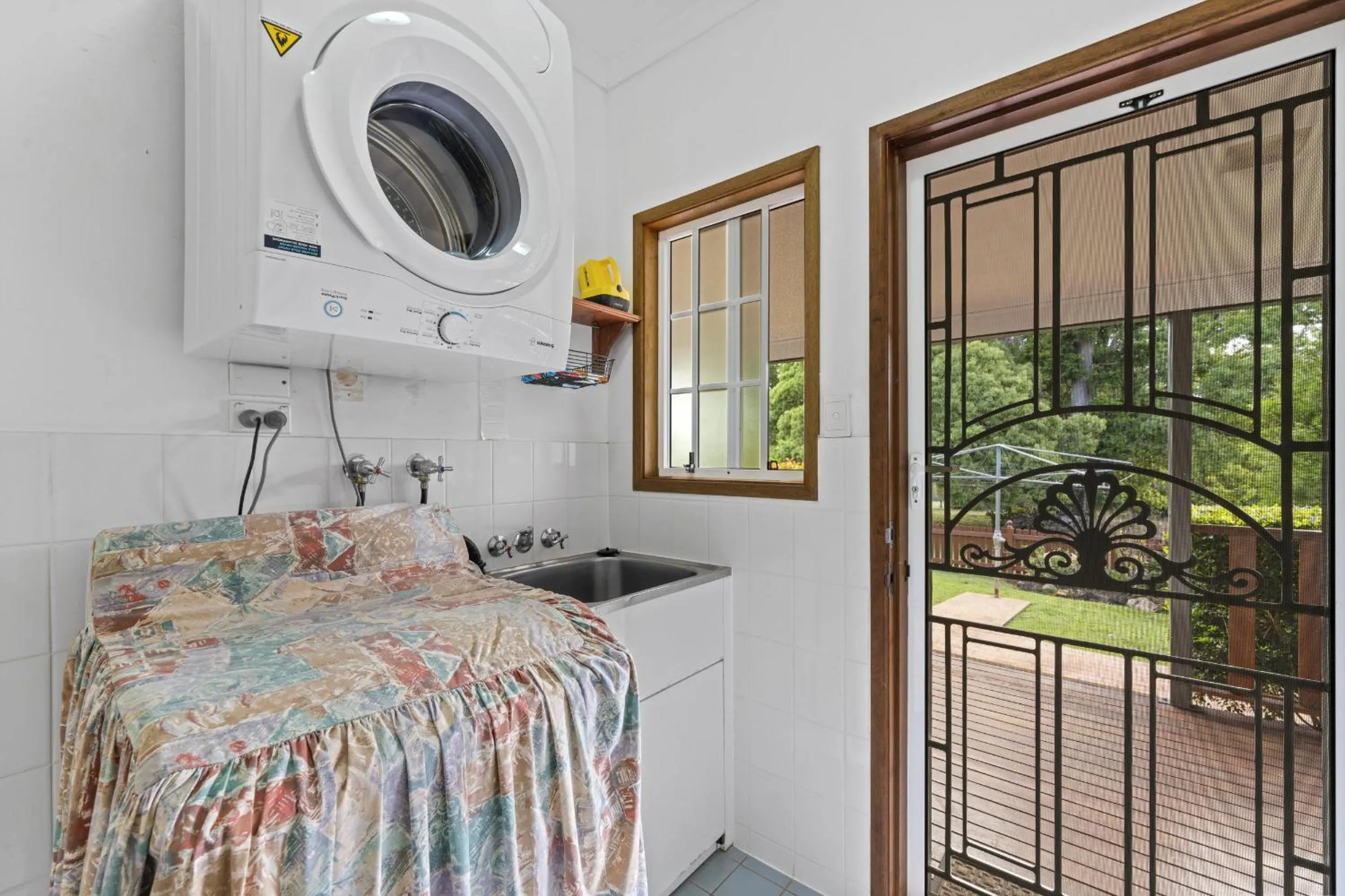 washing machine, Bed in Birds 'n' Bloom Cottages