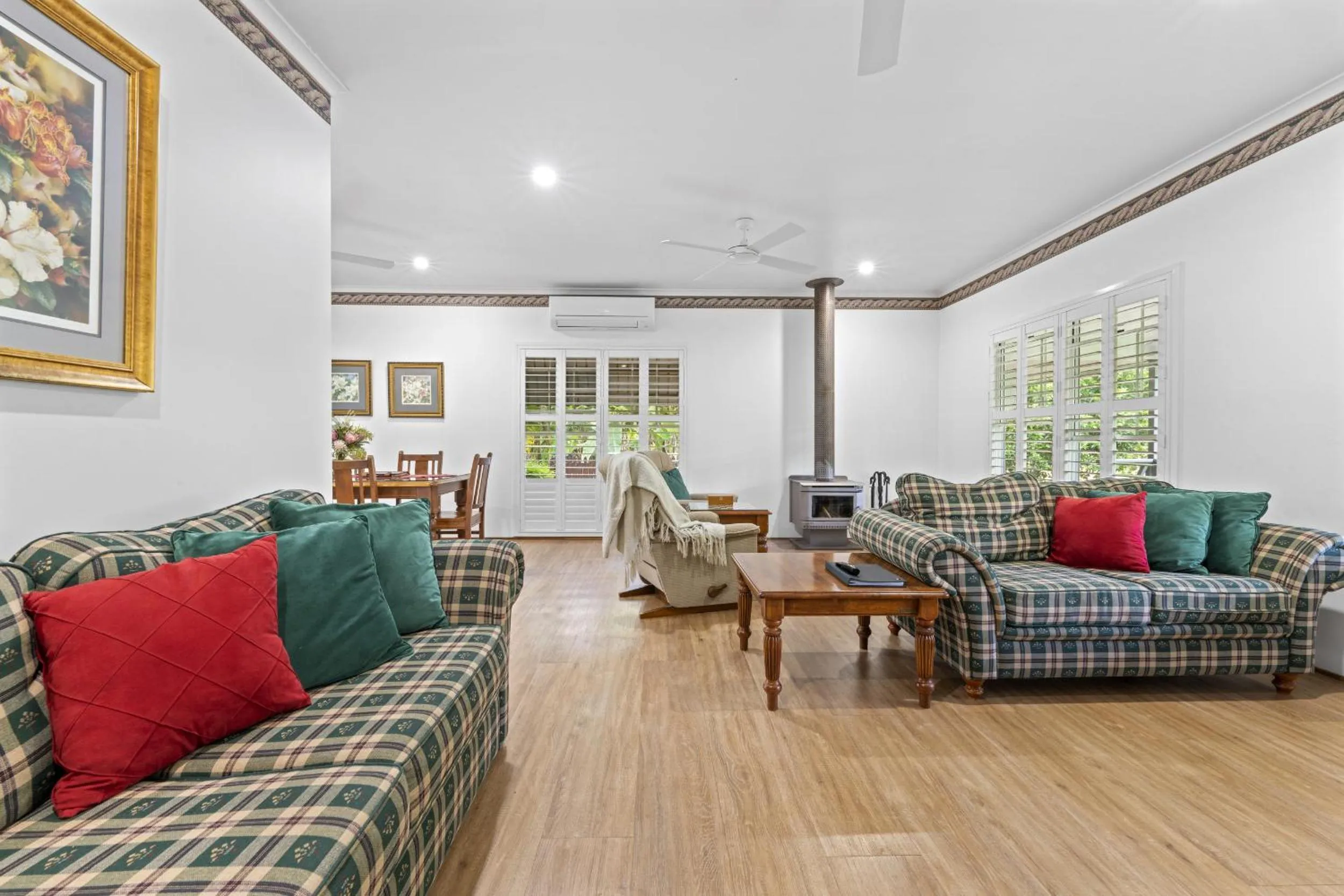 Living room in Birds 'n' Bloom Cottages
