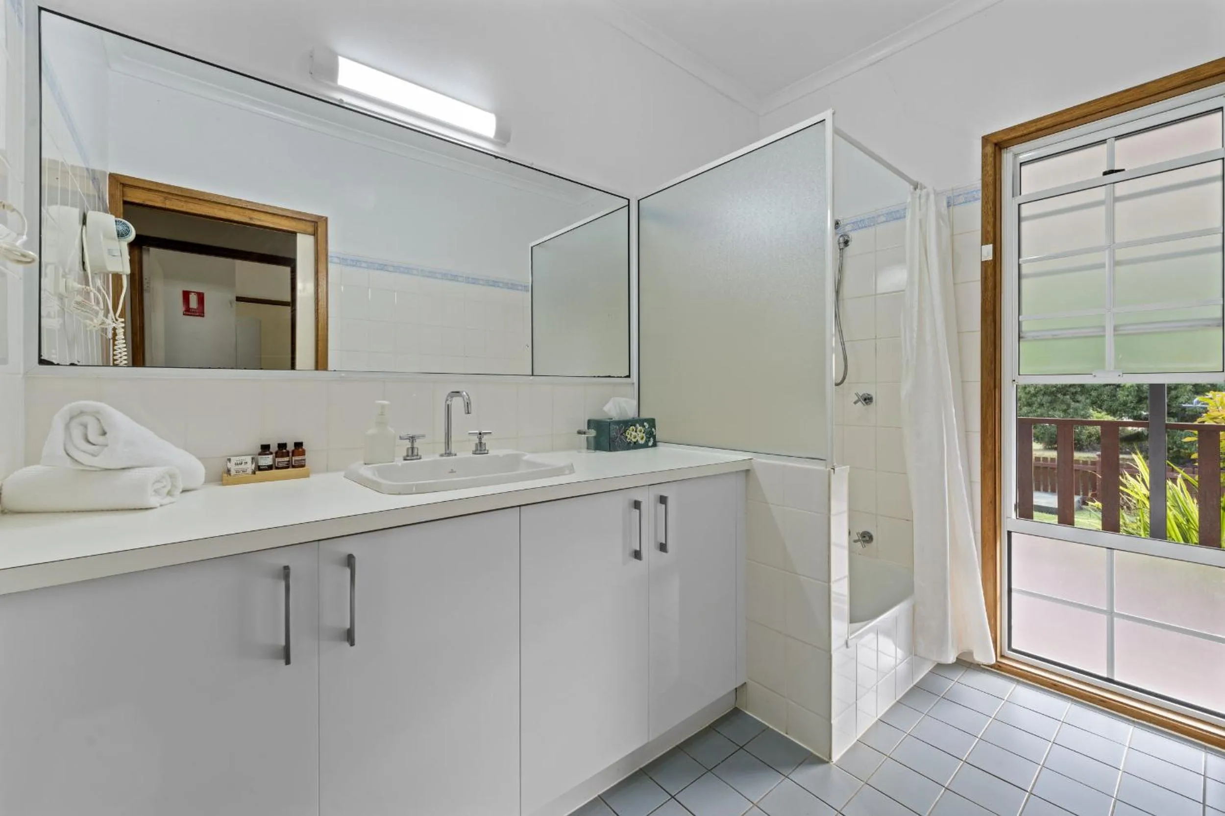 Shower in Birds 'n' Bloom Cottages