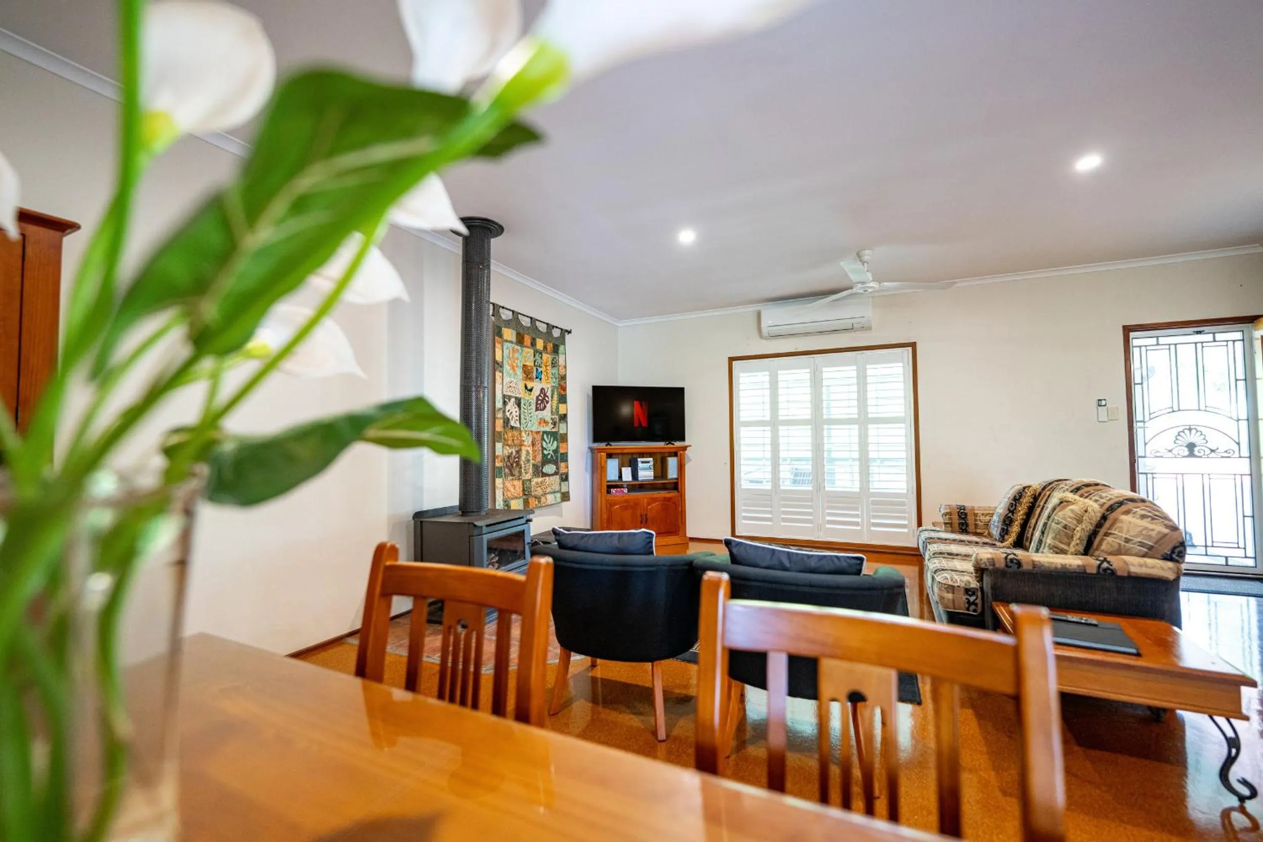 Communal lounge/ TV room in Birds 'n' Bloom Cottages