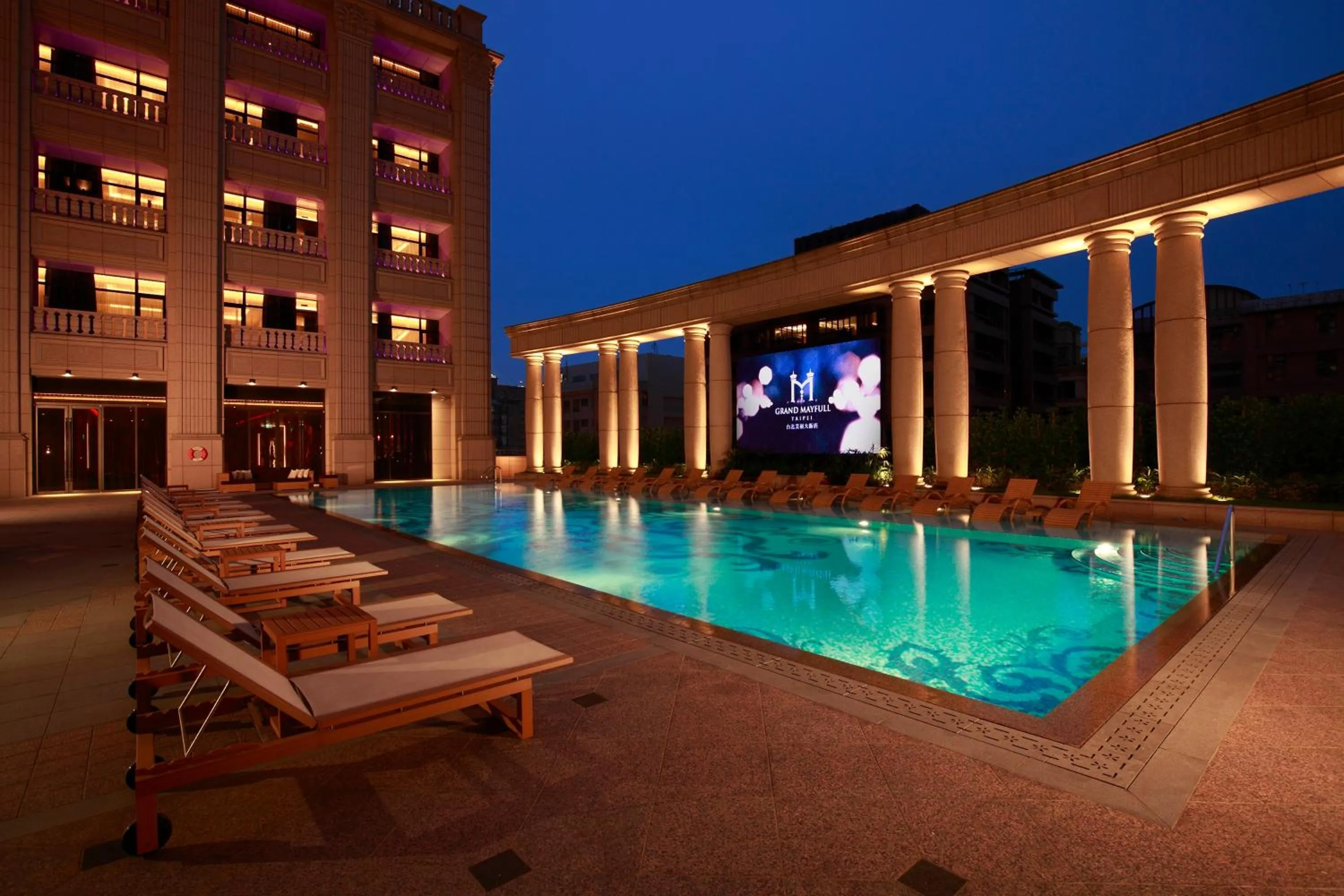 Swimming pool in Grand Mayfull Taipei