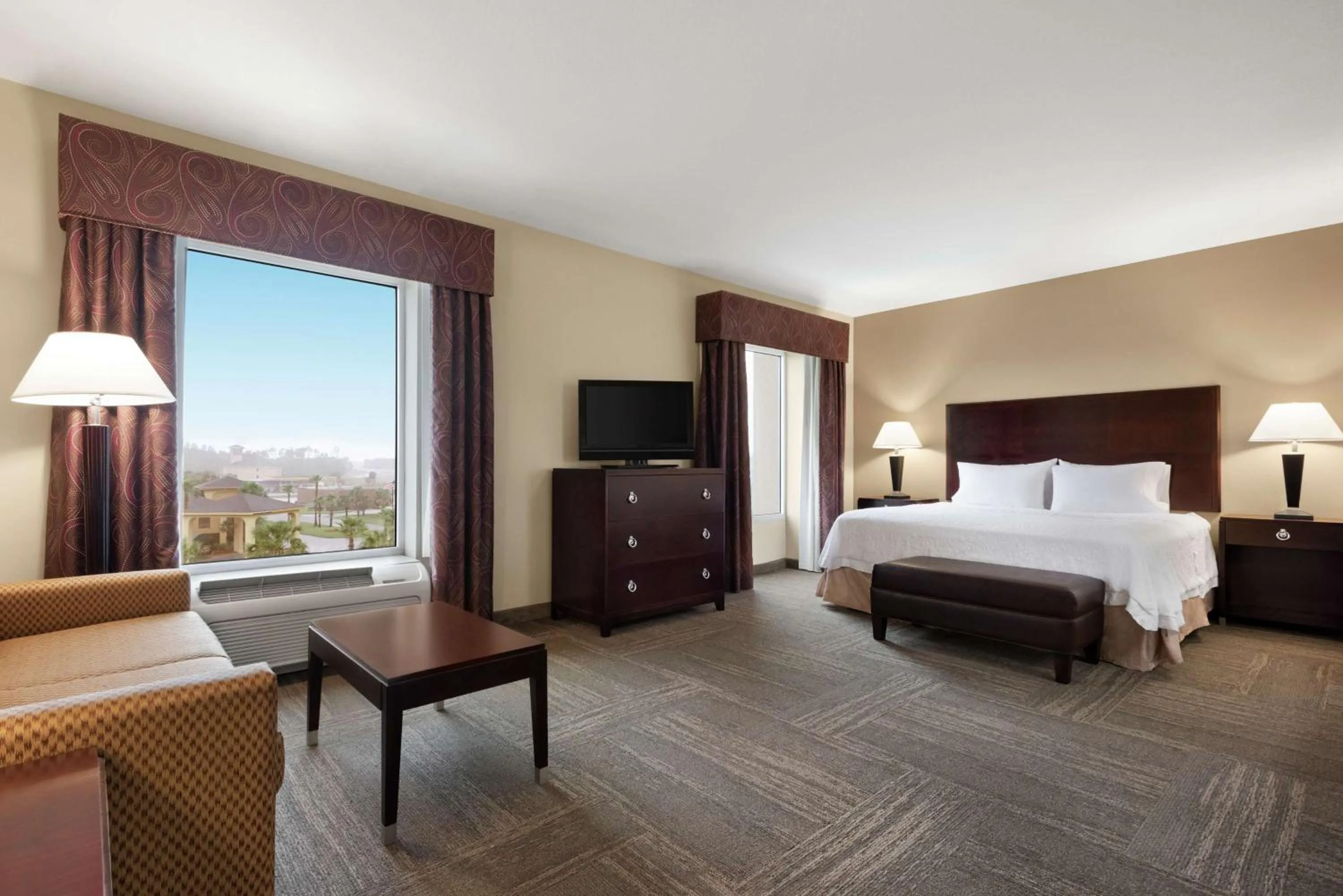 Living room, Bed in Hampton Inn & Suites Brunswick