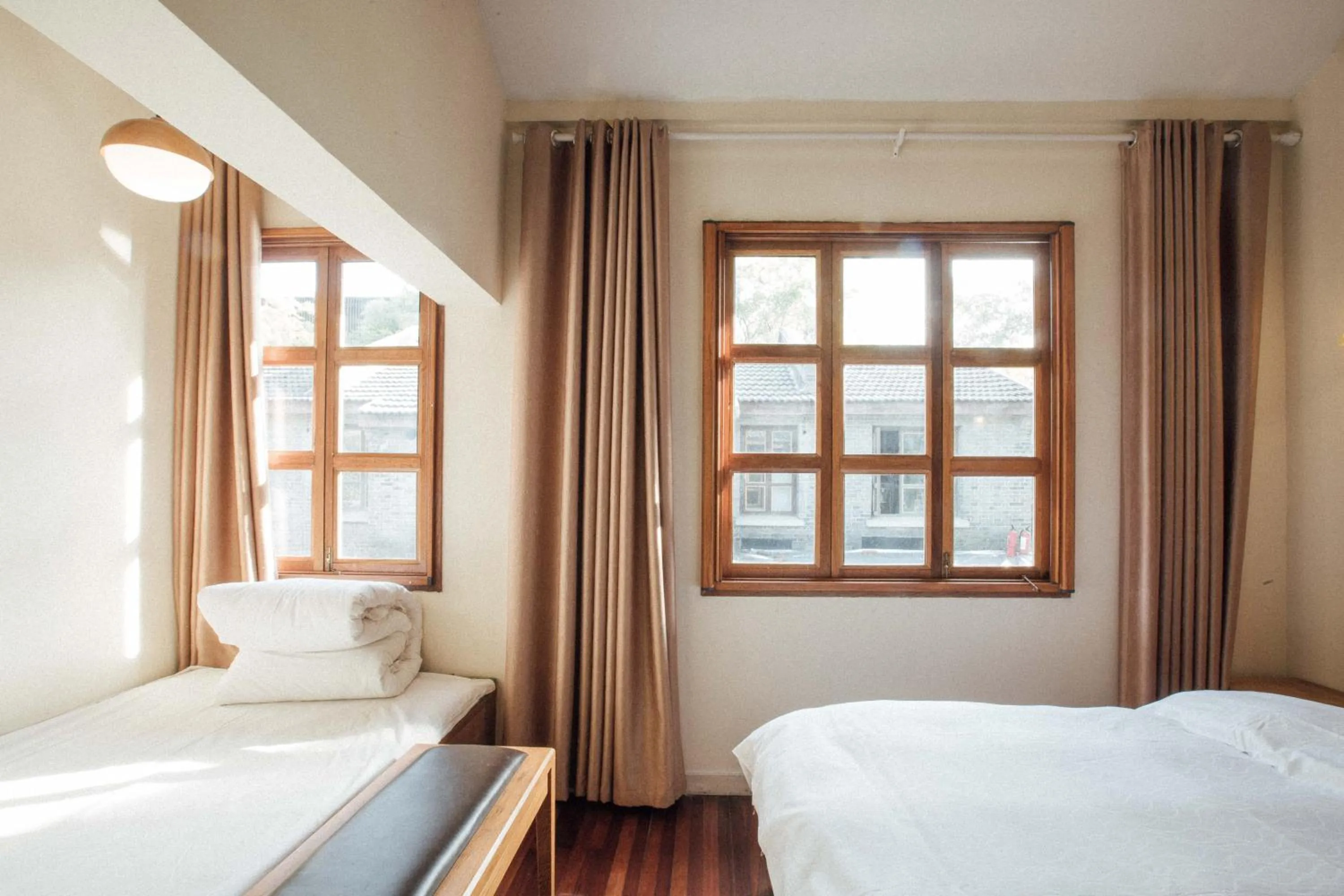 Photo of the whole room, Bed in Two Elms Hotel (Nanjing Confucius Temple Laomen East Branch)