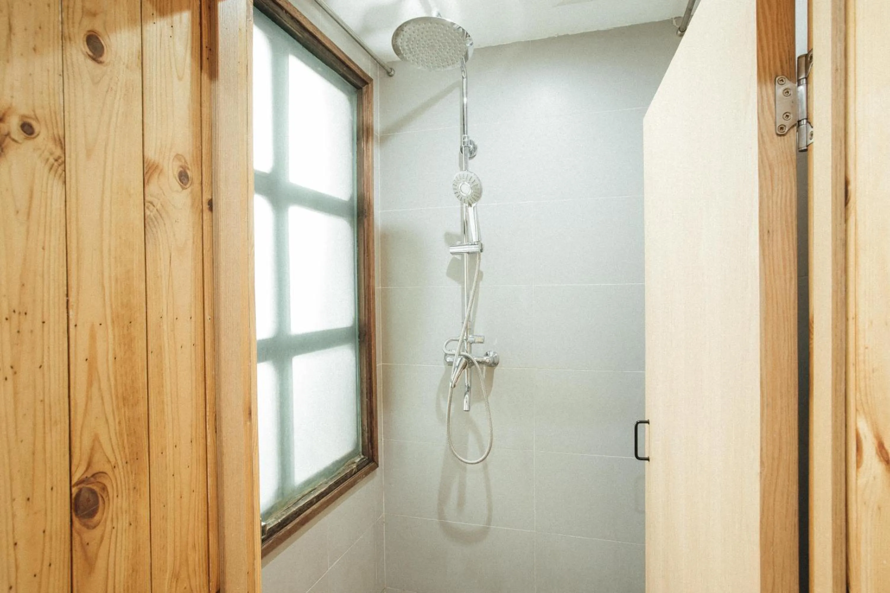 Shower in Two Elms Hotel (Nanjing Confucius Temple Laomen East Branch)