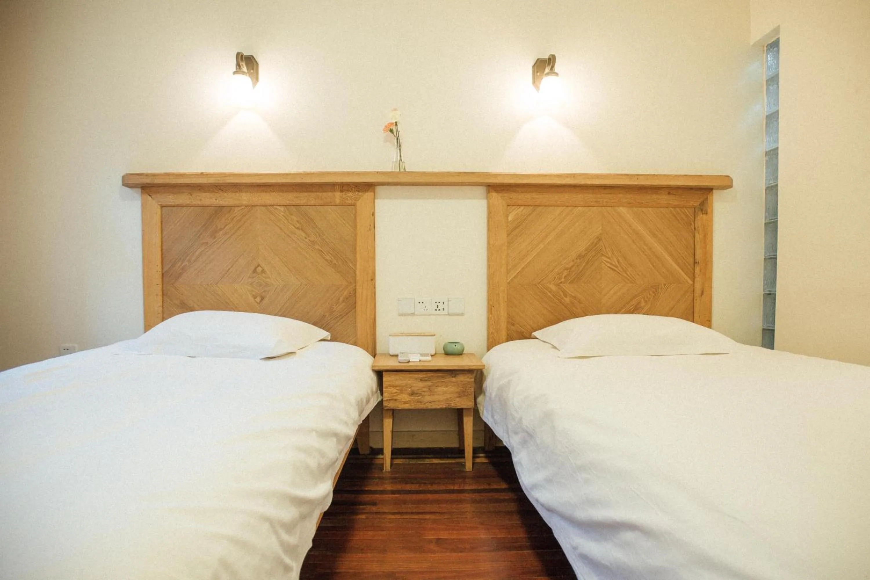 Photo of the whole room, Bed in Two Elms Hotel (Nanjing Confucius Temple Laomen East Branch)