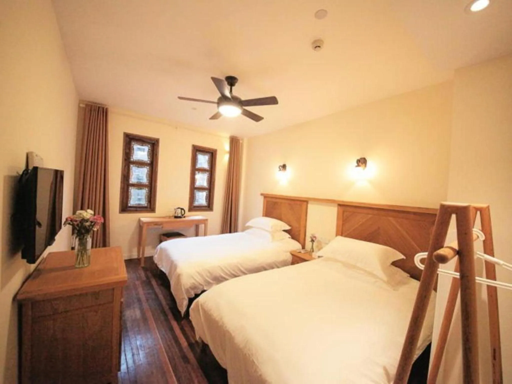 Photo of the whole room, Bed in Two Elms Hotel (Nanjing Confucius Temple Laomen East Branch)