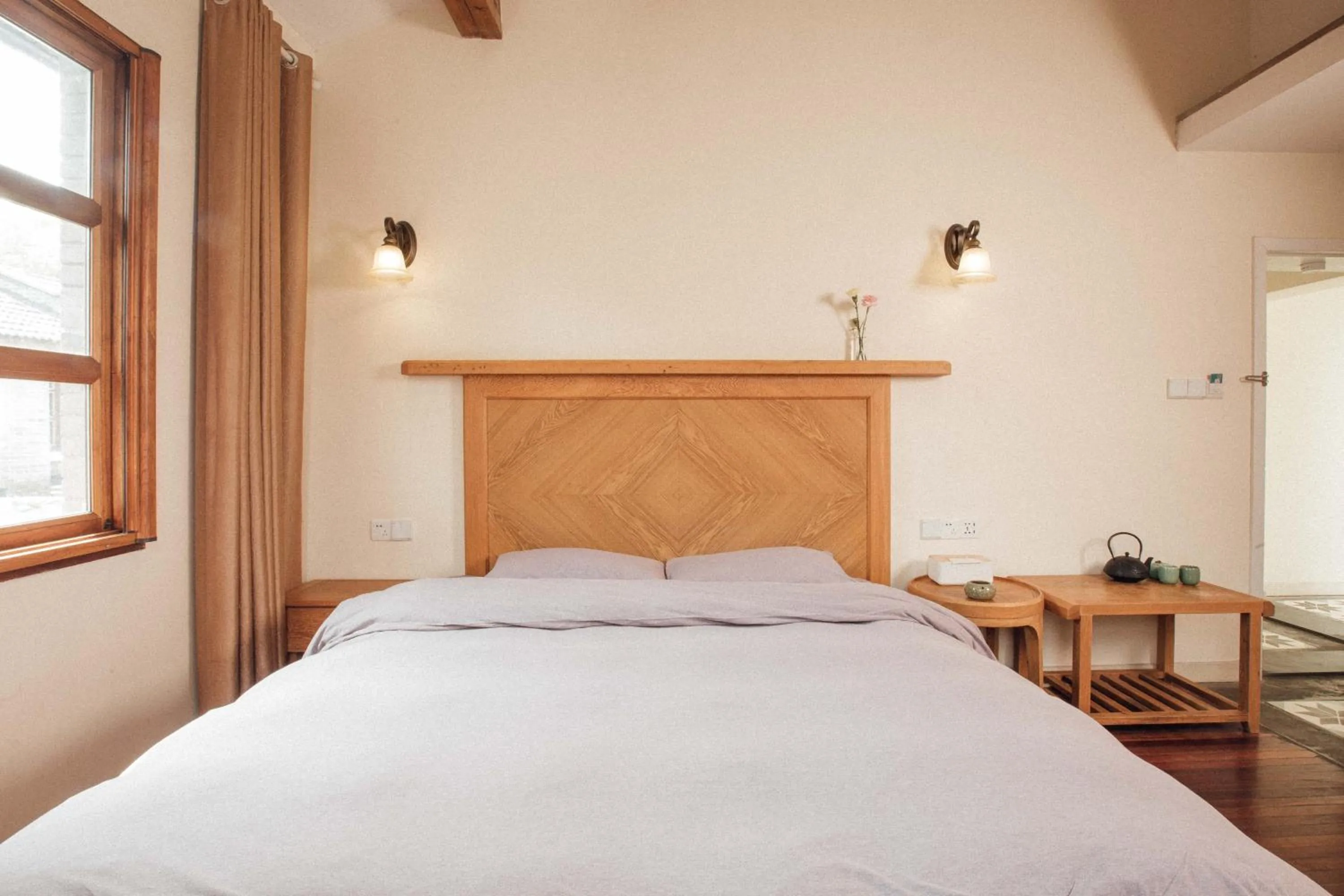 Photo of the whole room, Bed in Two Elms Hotel (Nanjing Confucius Temple Laomen East Branch)