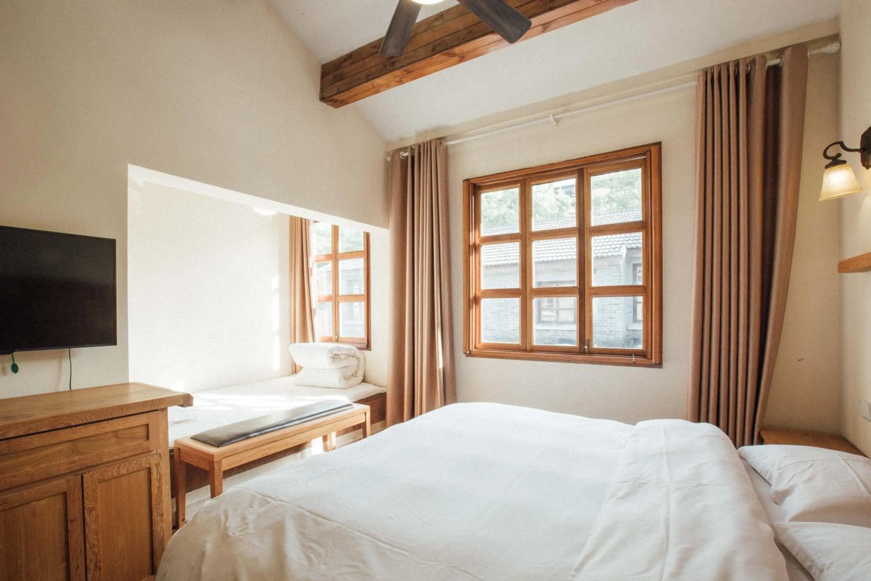 Photo of the whole room, Bed in Two Elms Hotel (Nanjing Confucius Temple Laomen East Branch)