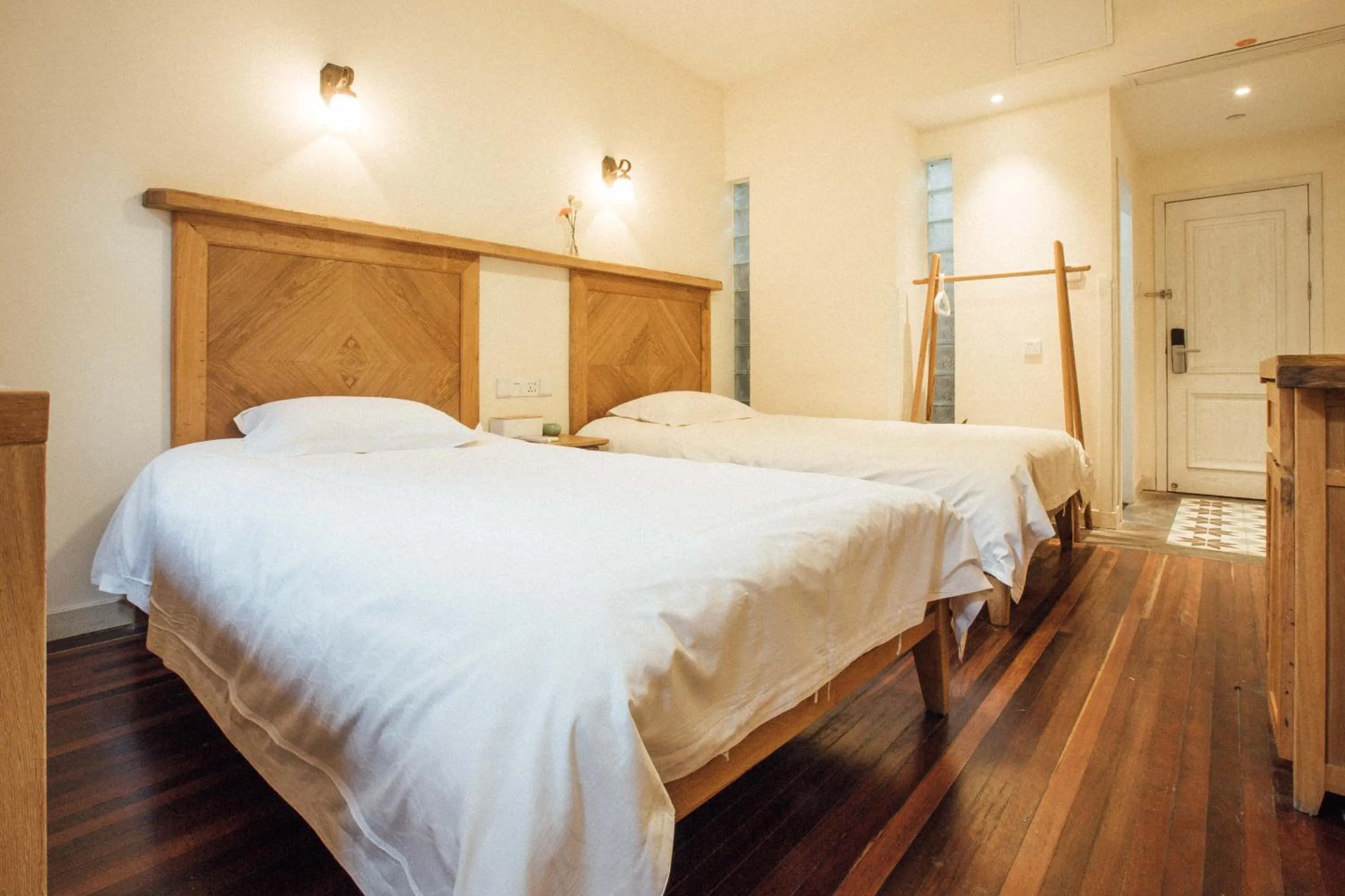 Photo of the whole room, Bed in Two Elms Hotel (Nanjing Confucius Temple Laomen East Branch)