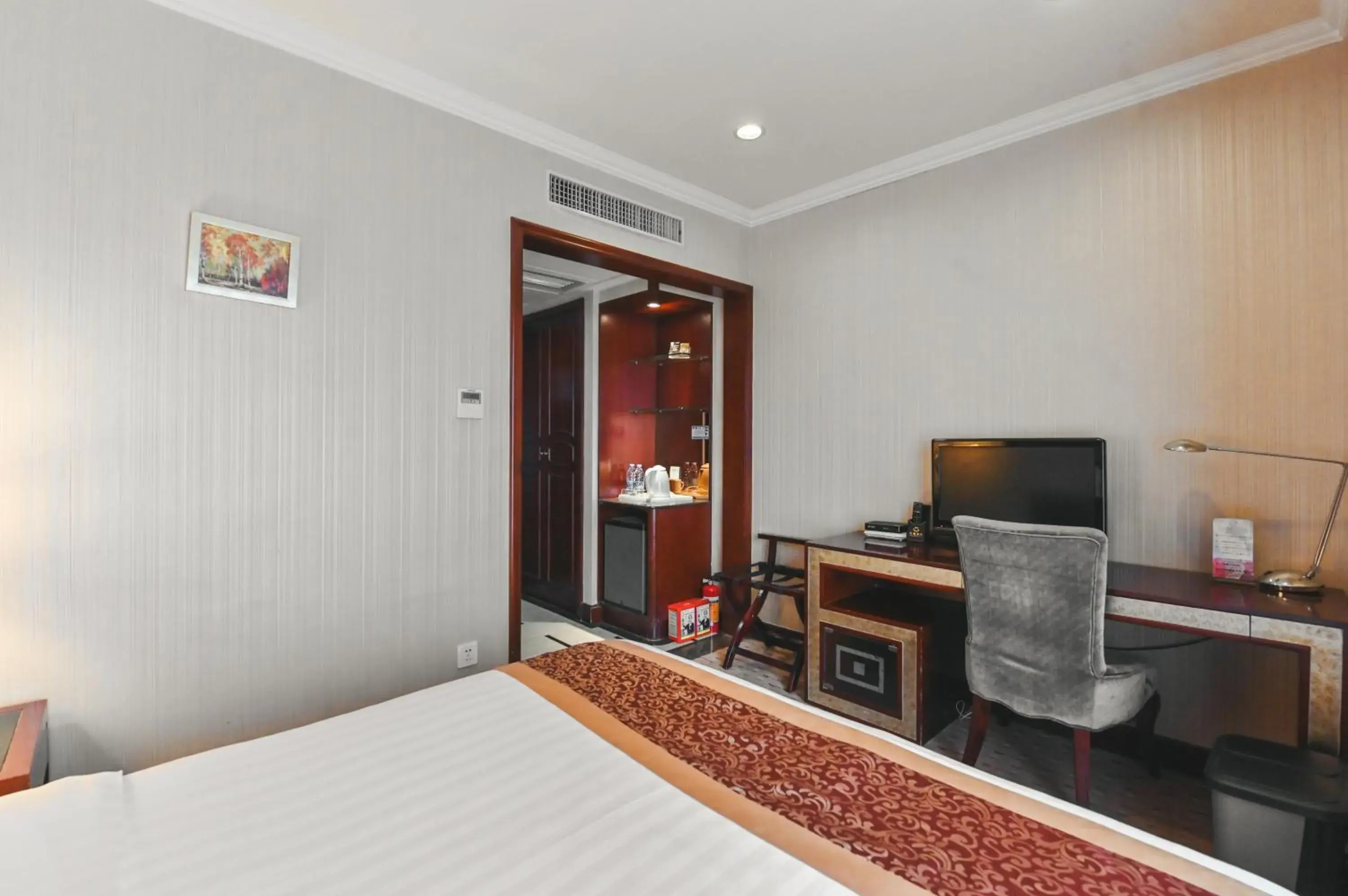 air conditioner, Bed in Royal Plaza Hotel air conditioner, Bed in Royal Plaza Hotel