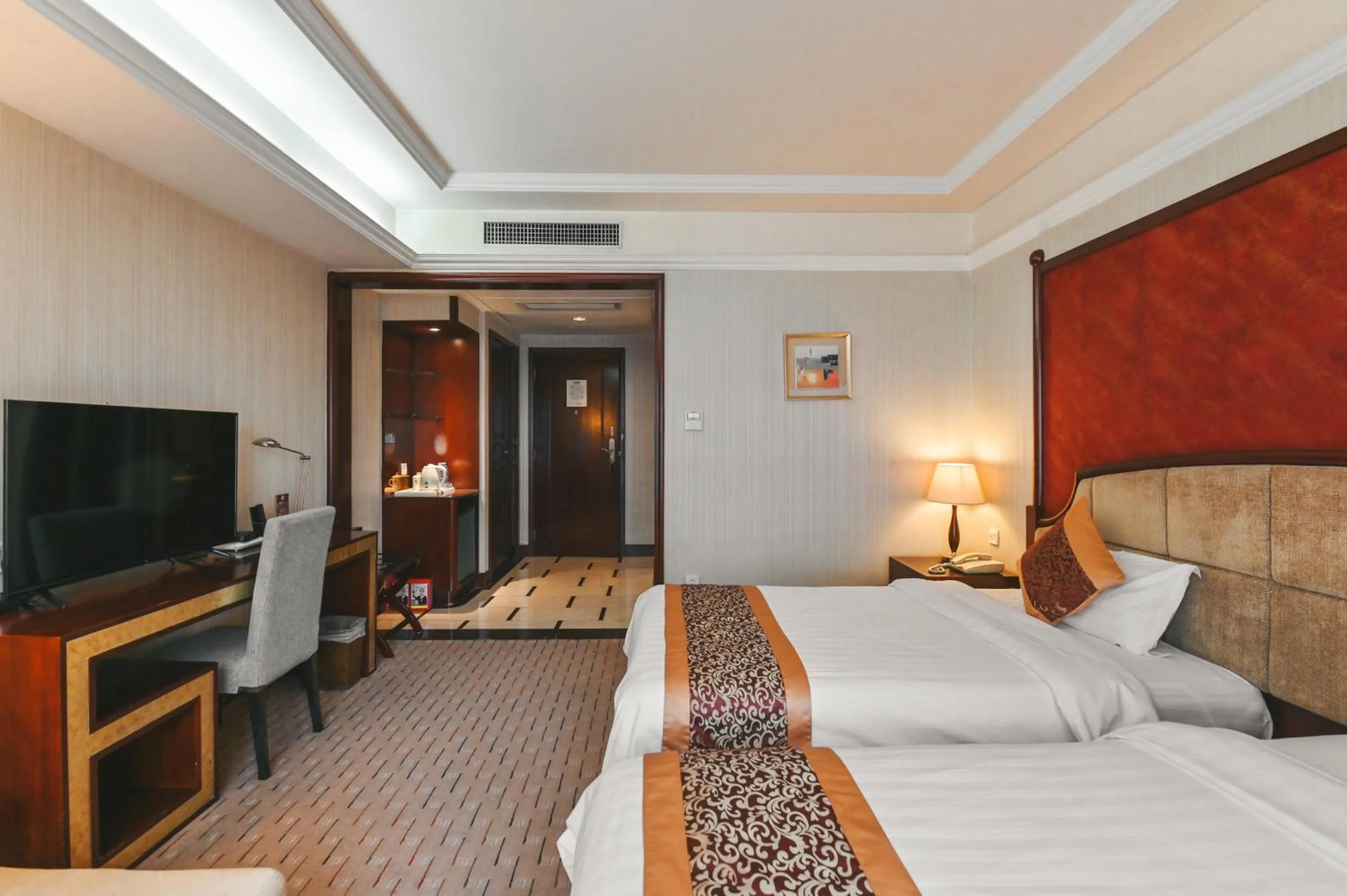 Bed in Royal Plaza Hotel