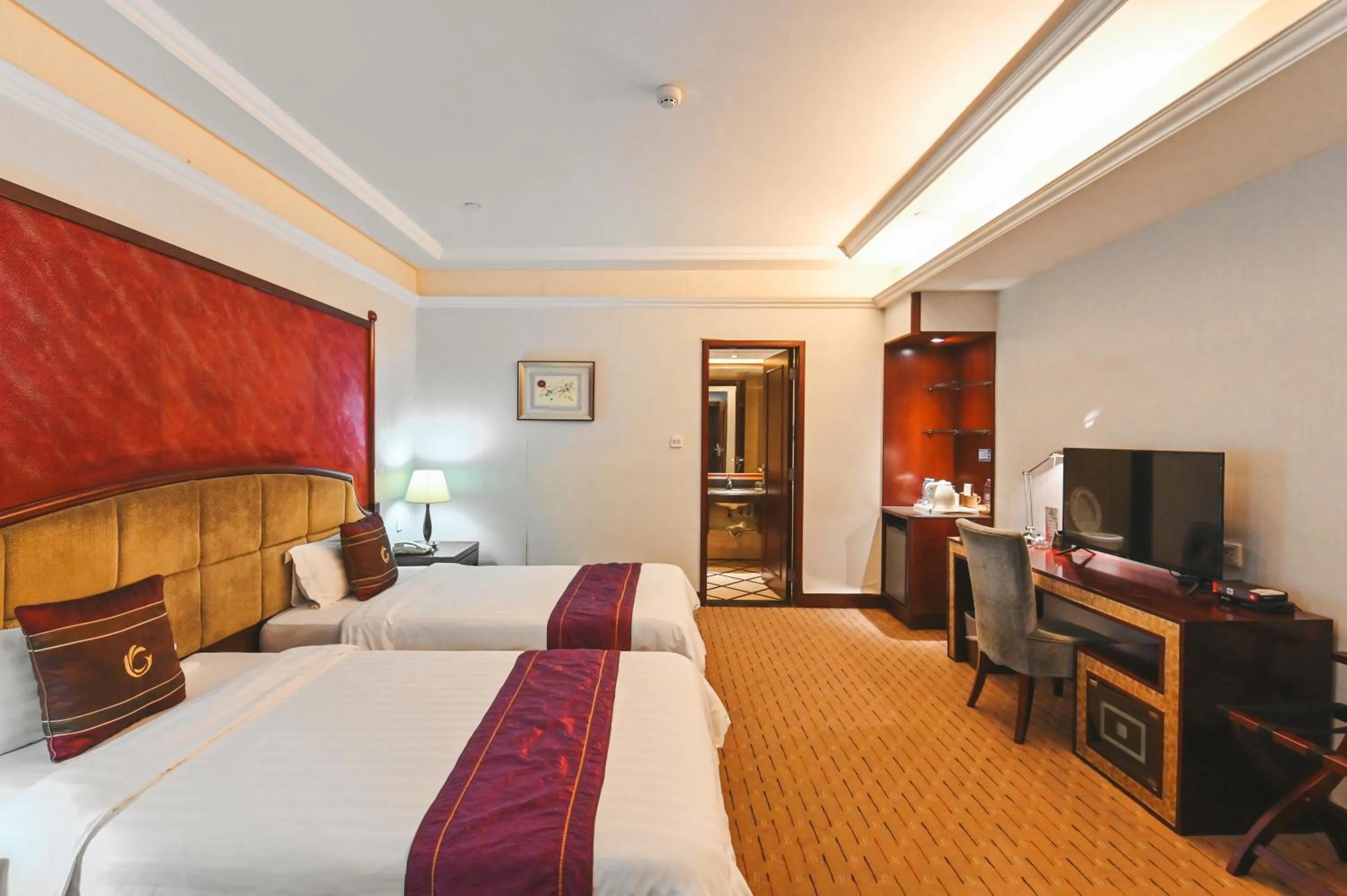 Bed in Royal Plaza Hotel