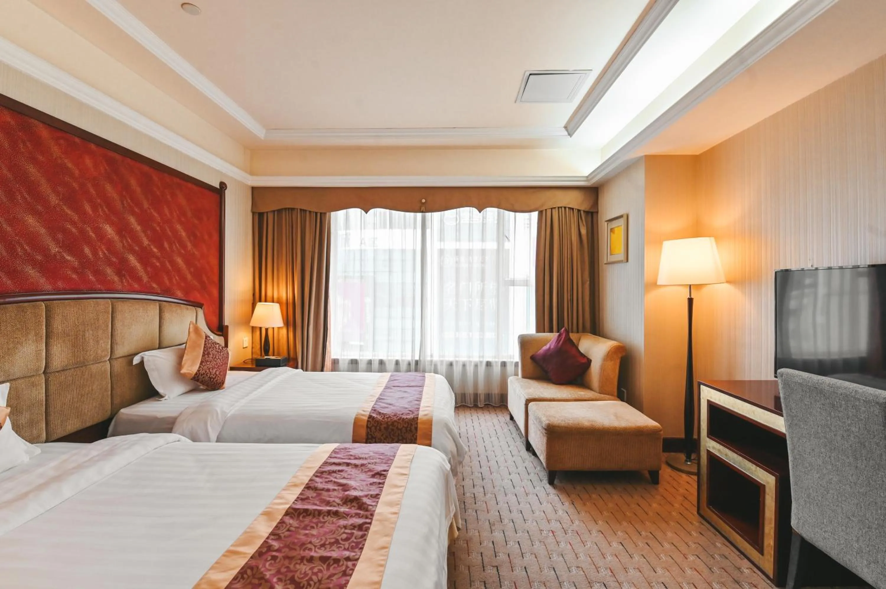 Bed in Royal Plaza Hotel