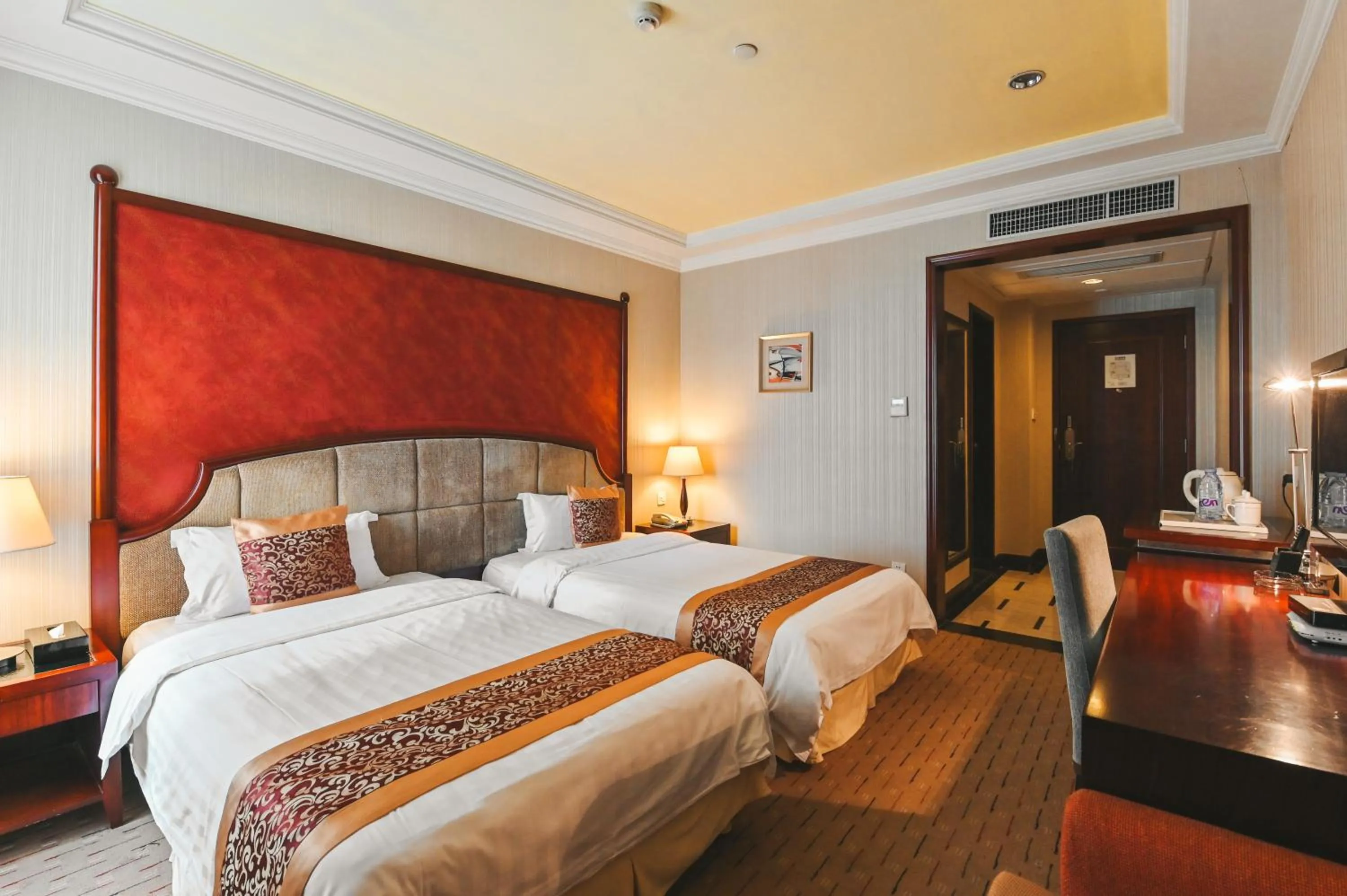 Bed in Royal Plaza Hotel