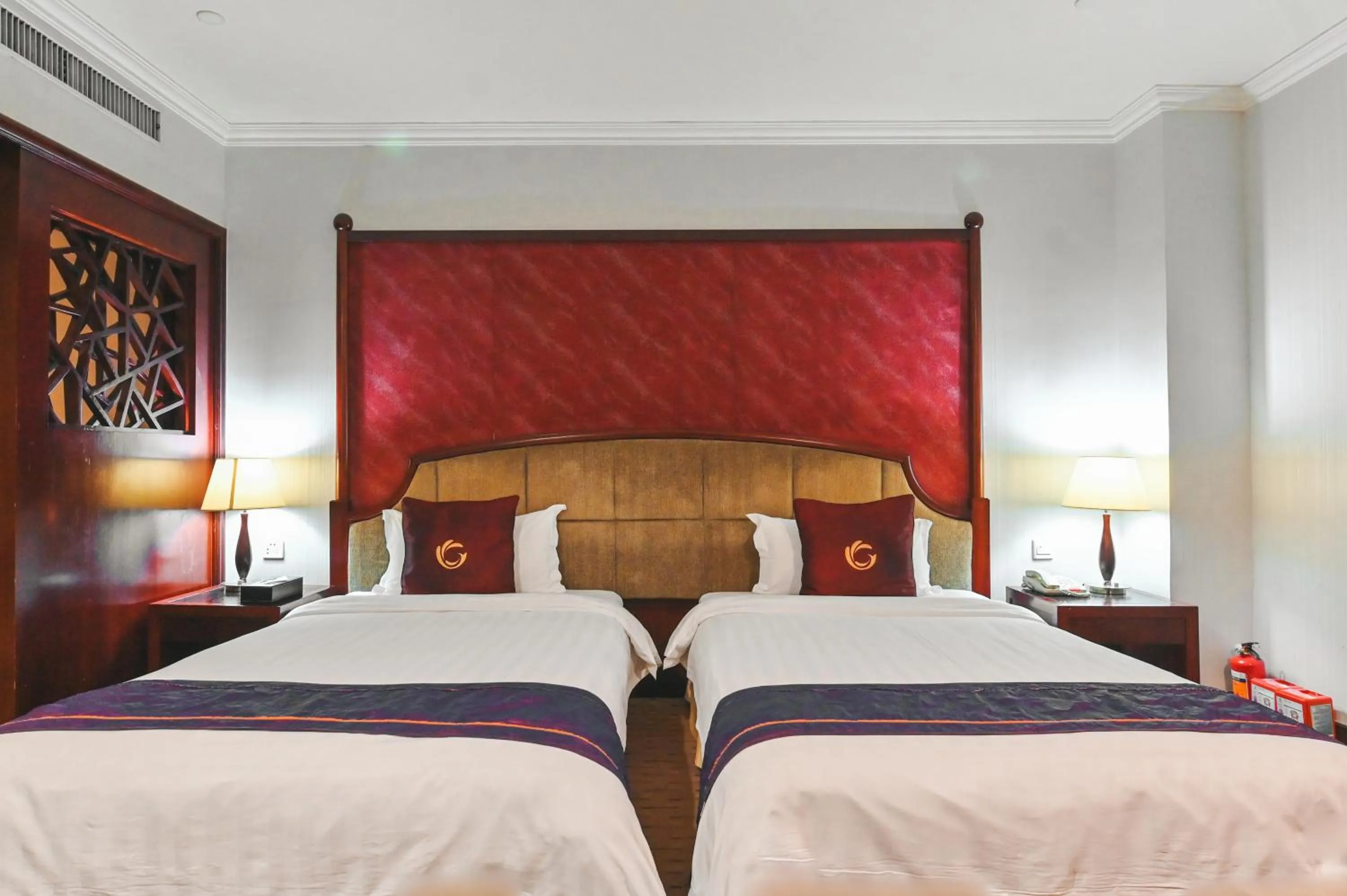 Bed in Royal Plaza Hotel